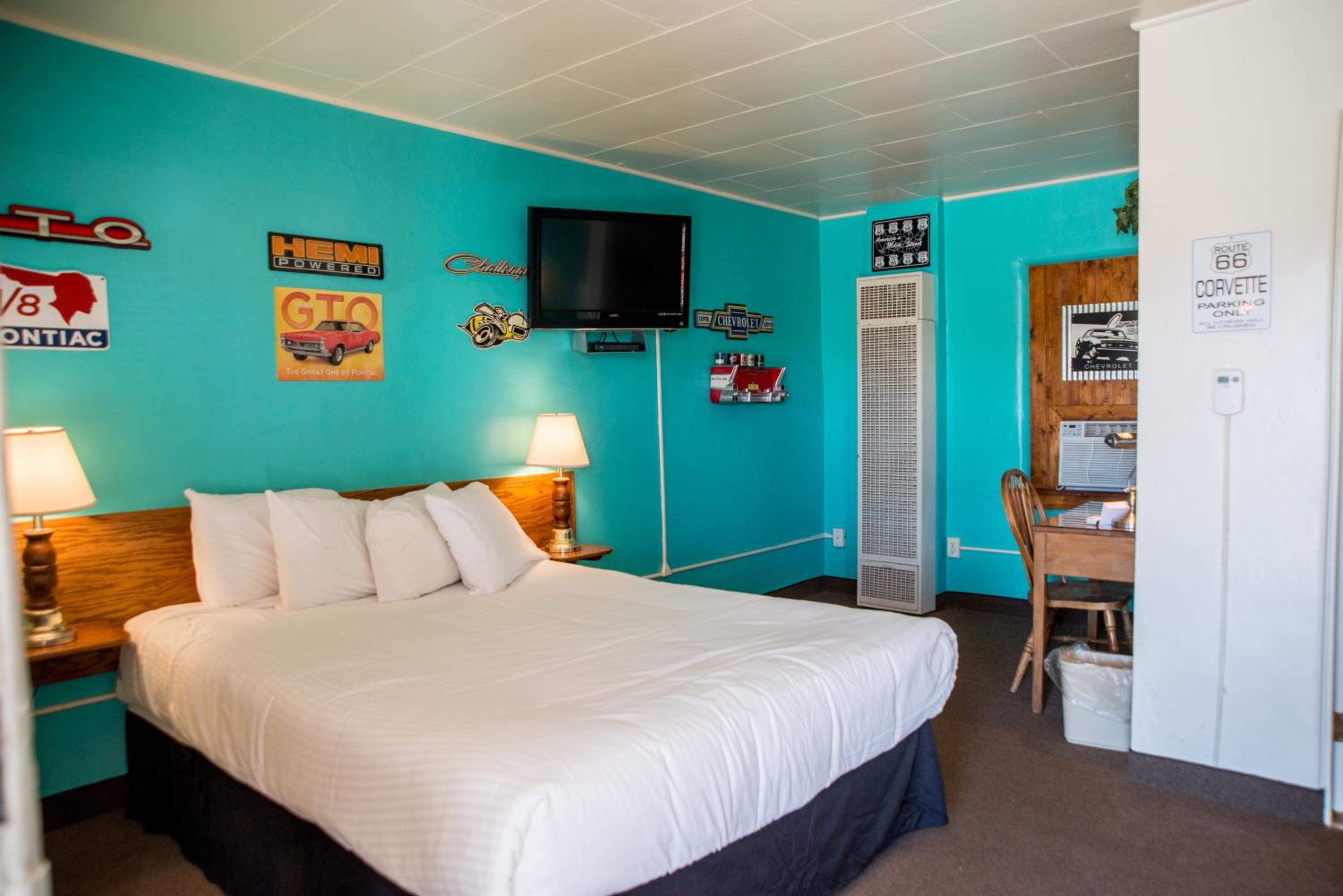 Standard Queen Room with Two Queen Beds - Photo 3