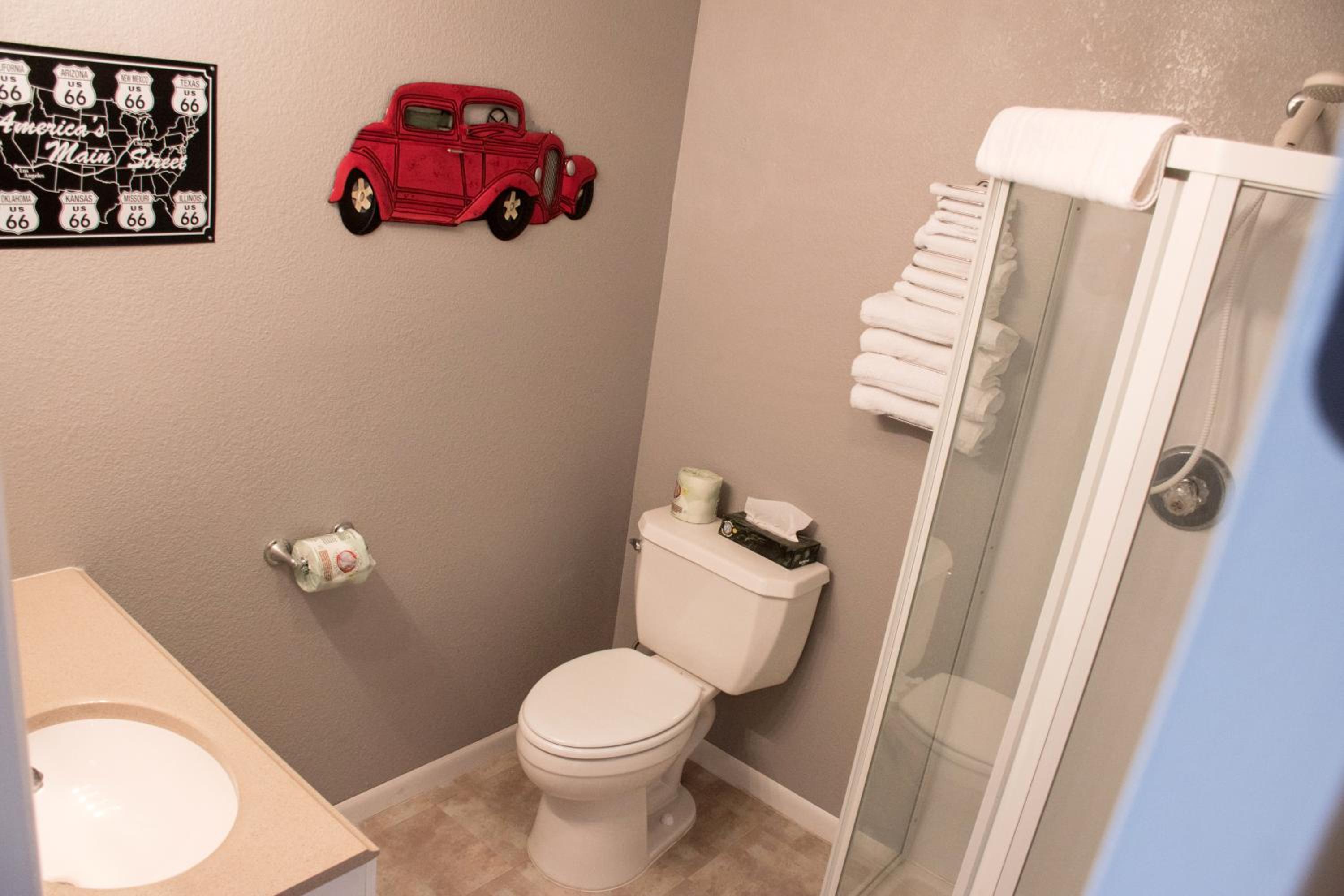 Deluxe Queen Suite - Photo 12