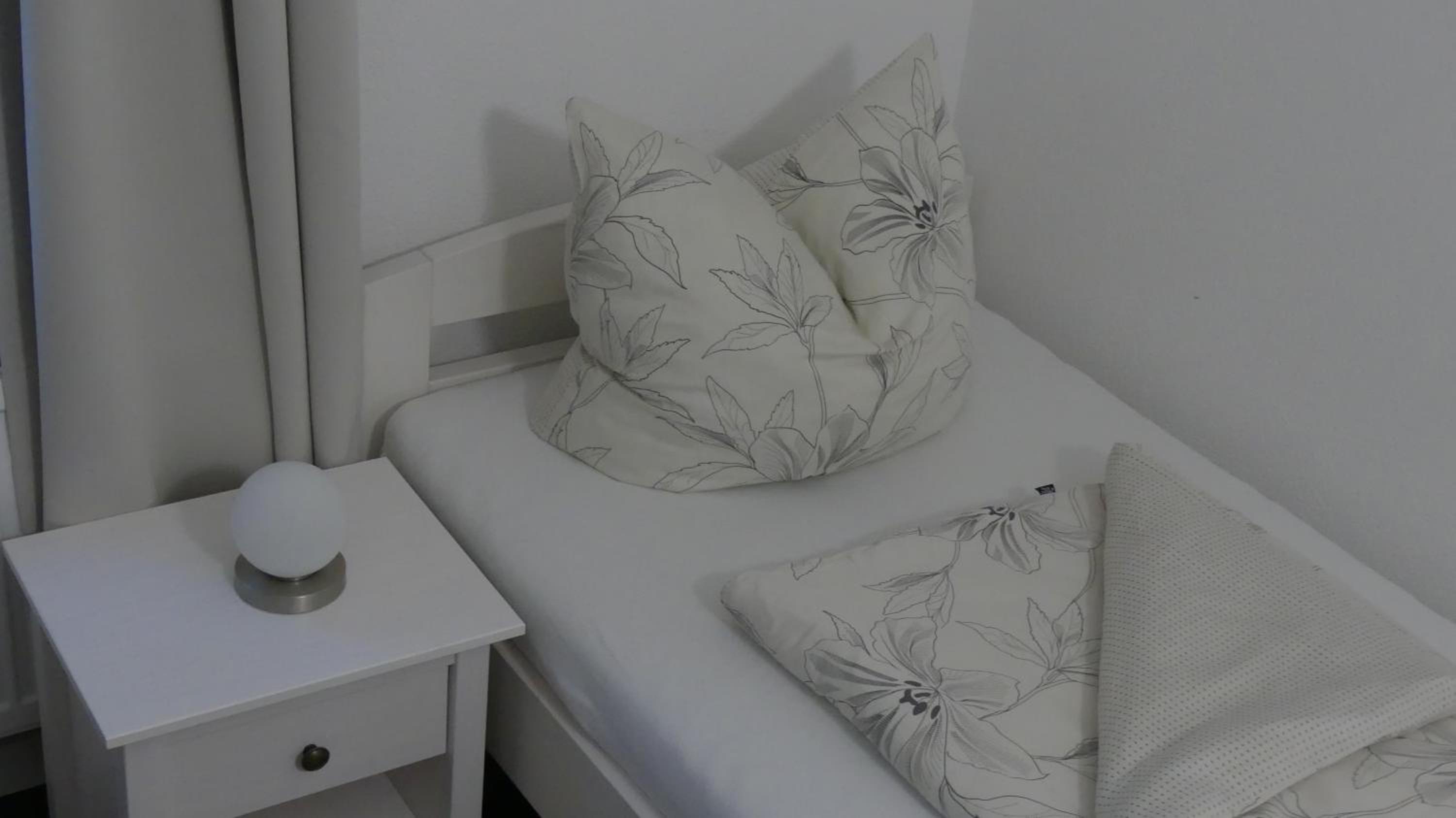 Single Room with Bathroom photo 1