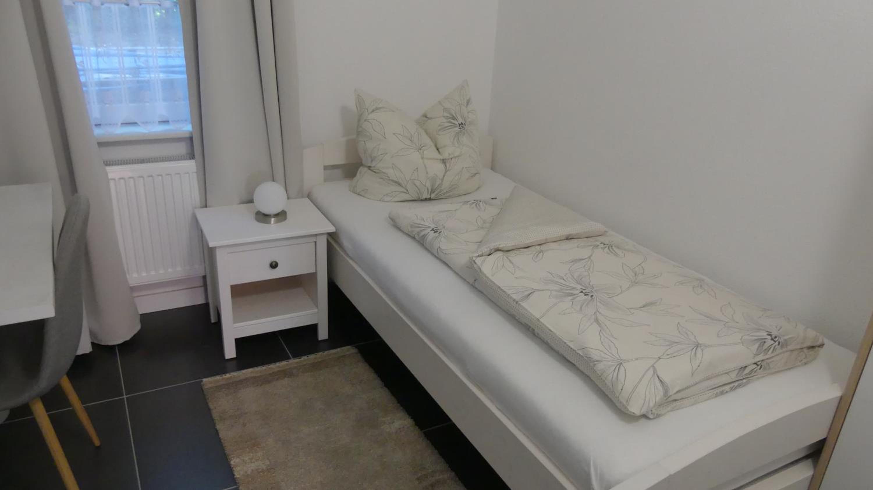 Single Room with Bathroom photo 2