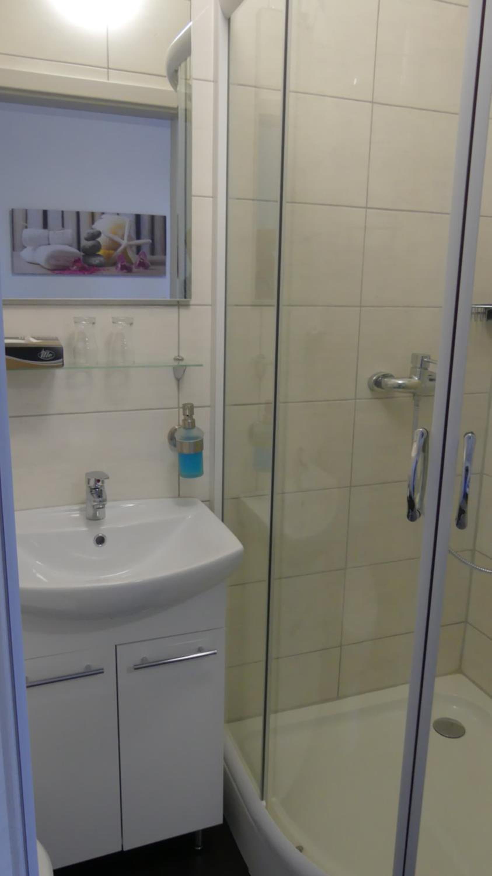 Double Room with Private Bathroom - Photo 10