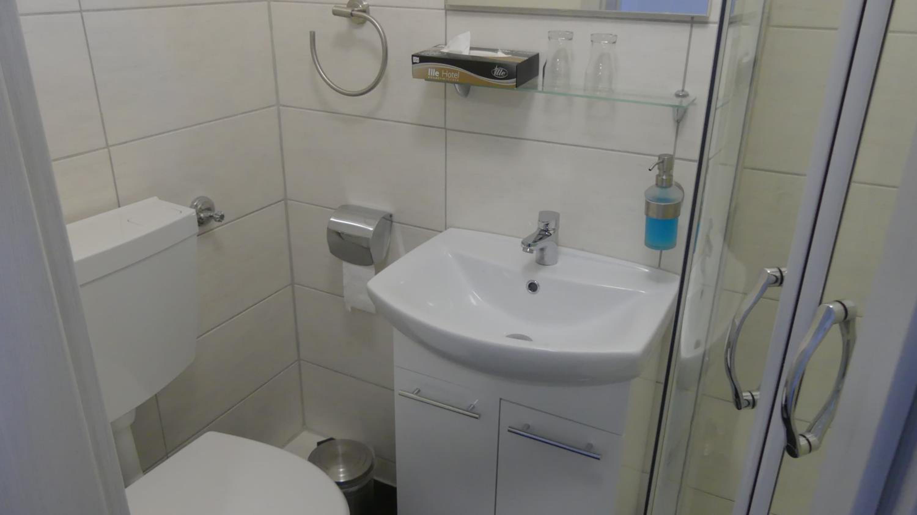 Double Room with Private Bathroom - Photo 2