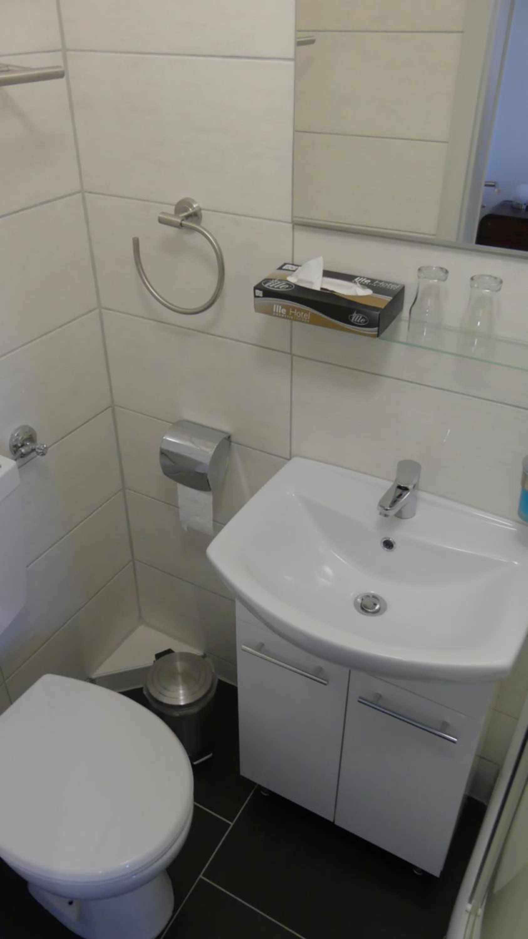 Double Room with Private Bathroom - Photo 9