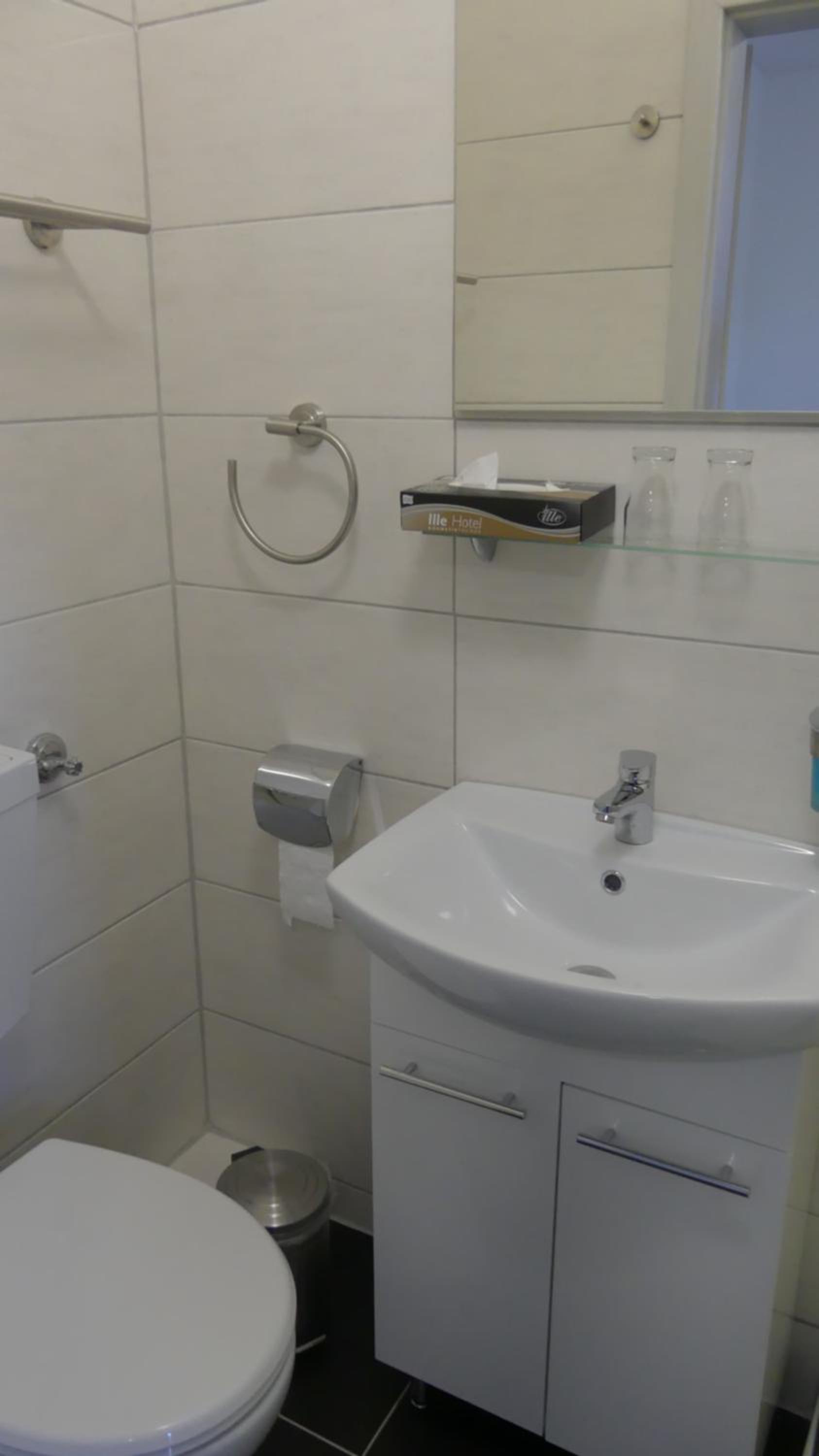 Double Room with Private Bathroom - Photo 11