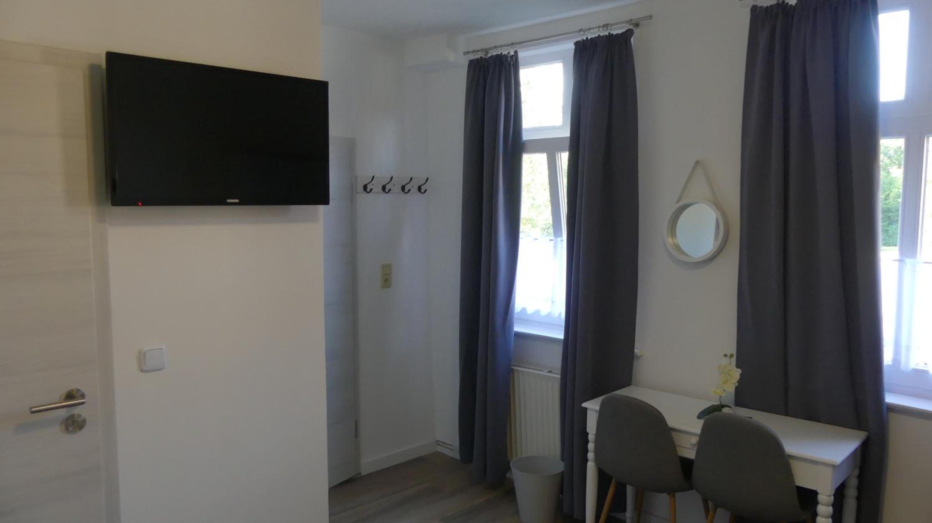 Double Room with Private Bathroom - Photo 7