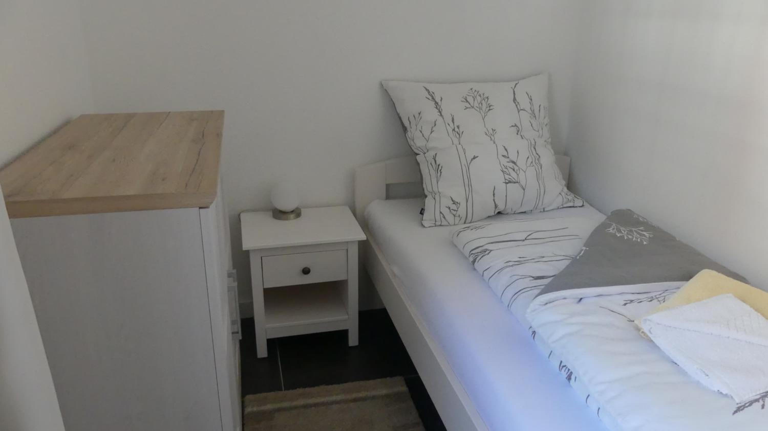 Triple Room with Bathroom - Photo 12