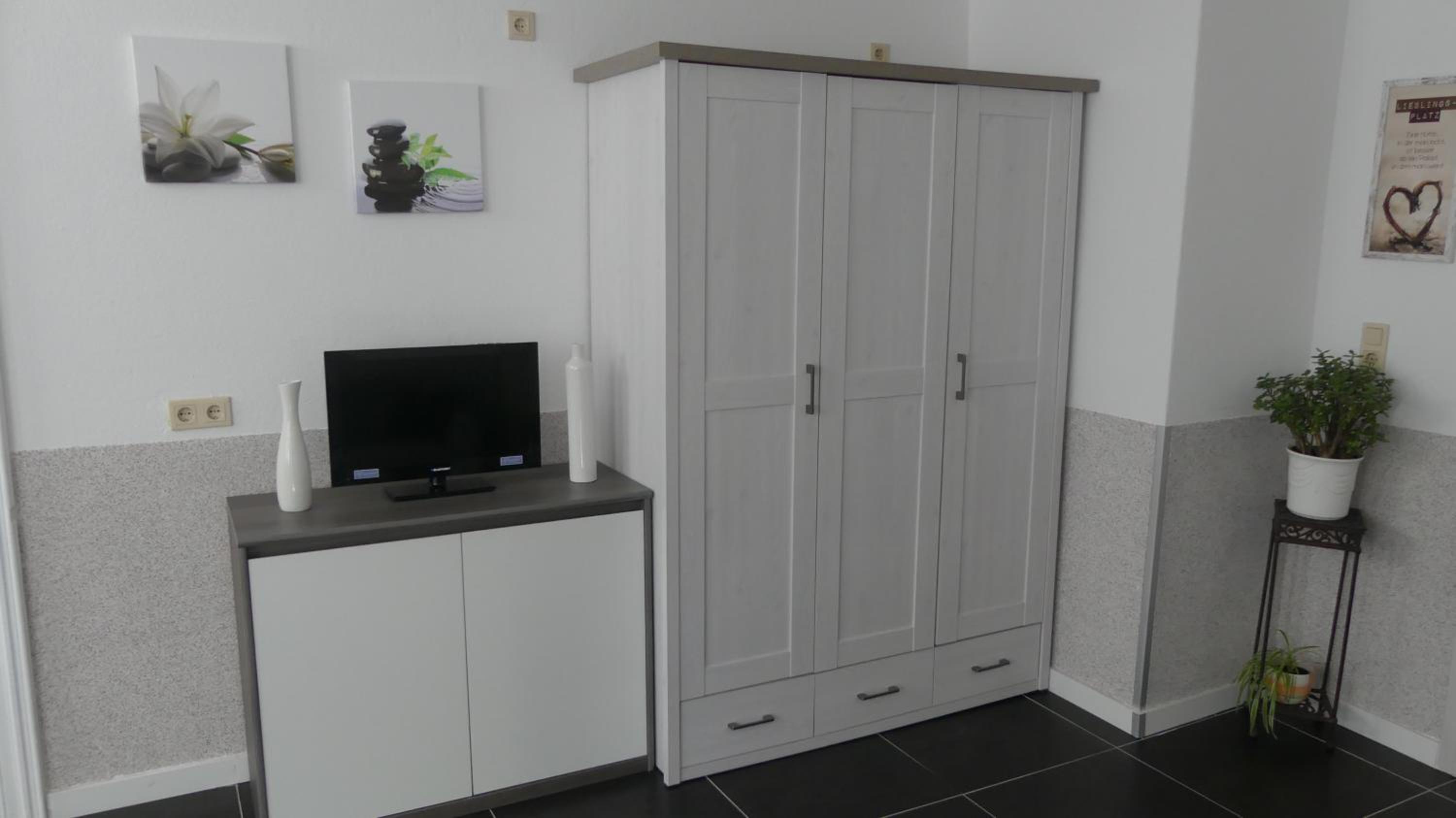 Quadruple Room with Bathroom - Photo 1