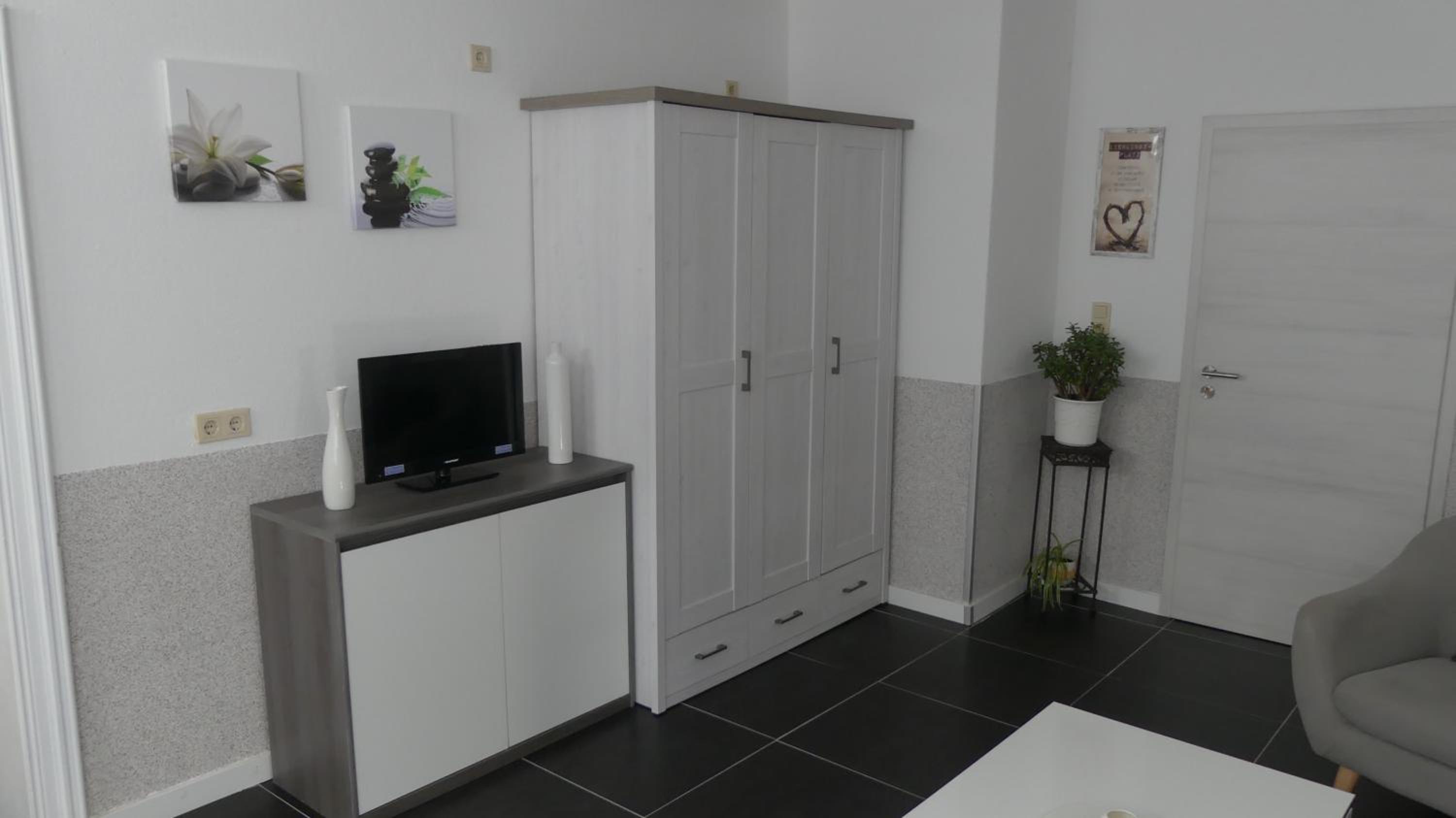 Quadruple Room with Bathroom - Photo 17