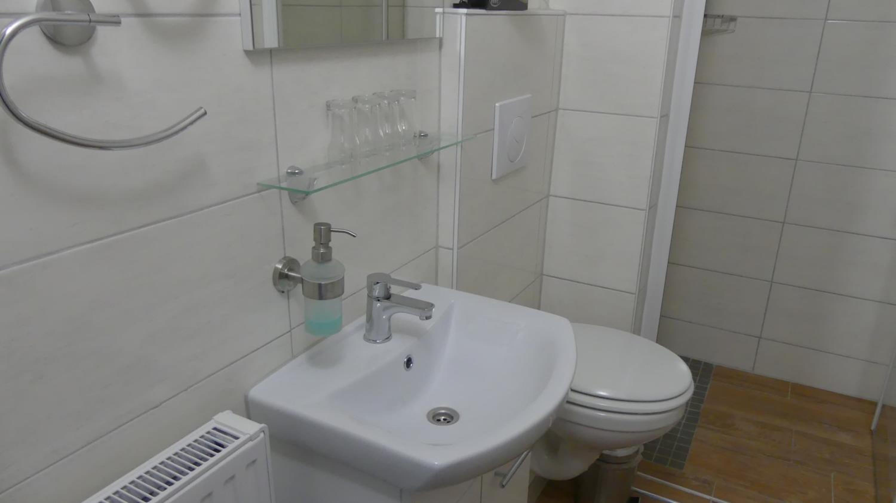 Quadruple Room with Bathroom - Photo 2
