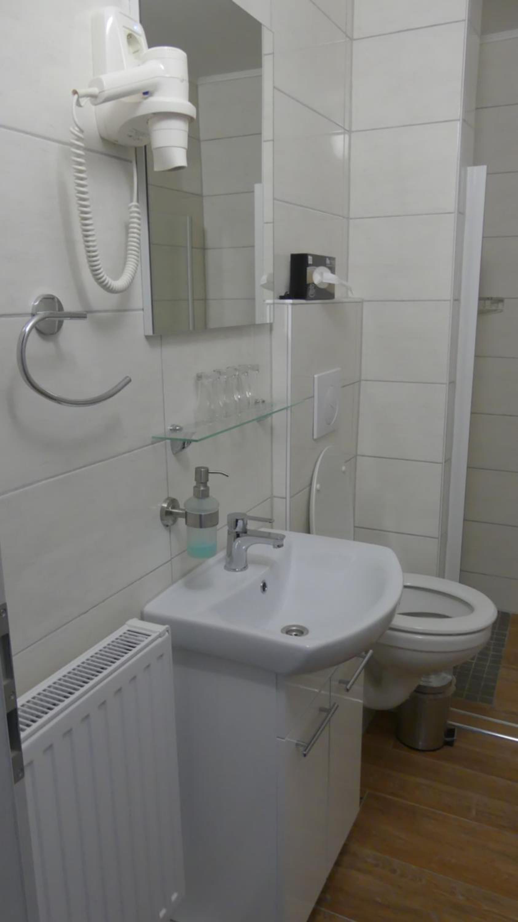 Quadruple Room with Bathroom - Photo 3