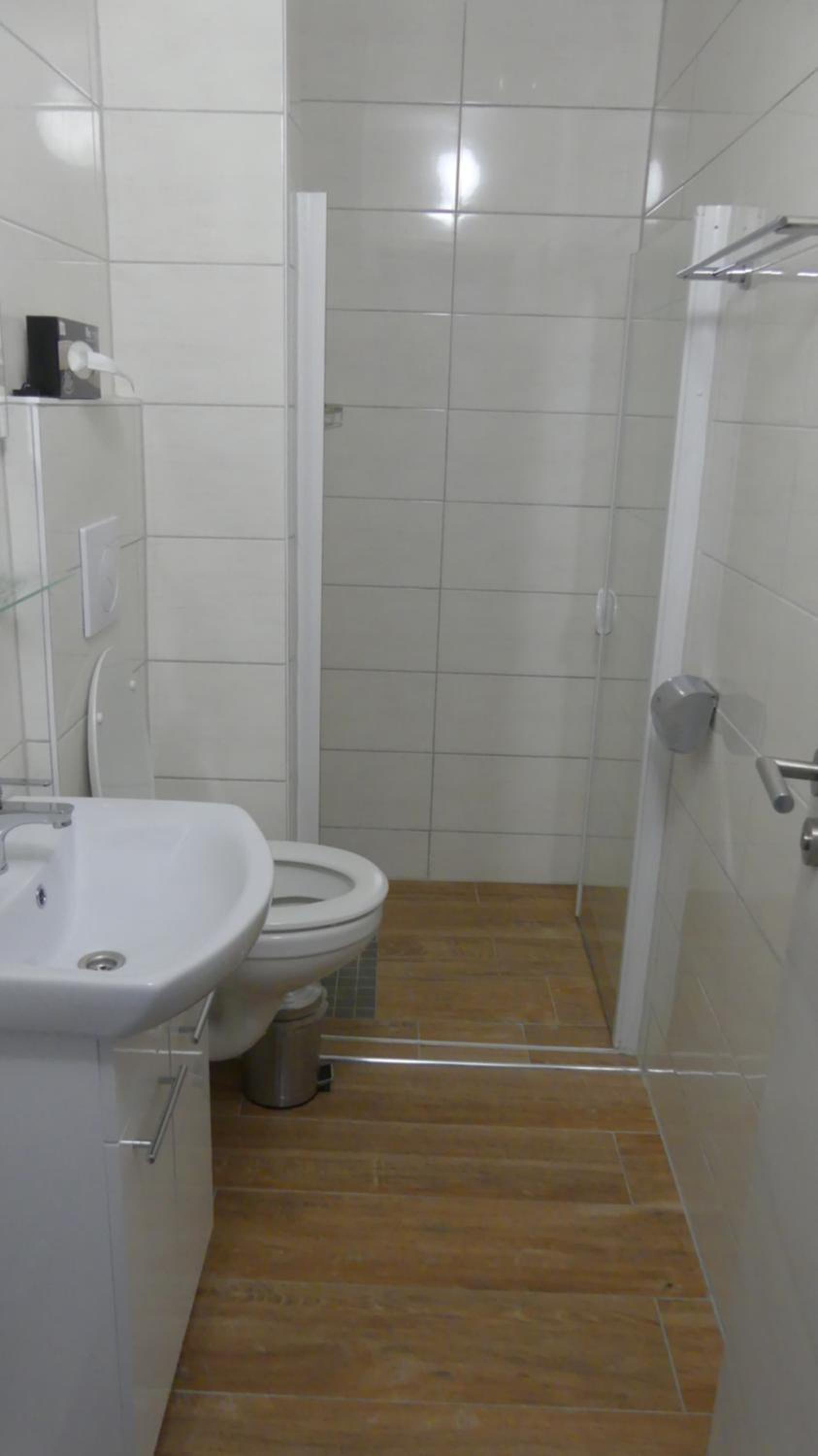 Quadruple Room with Bathroom - Photo 4