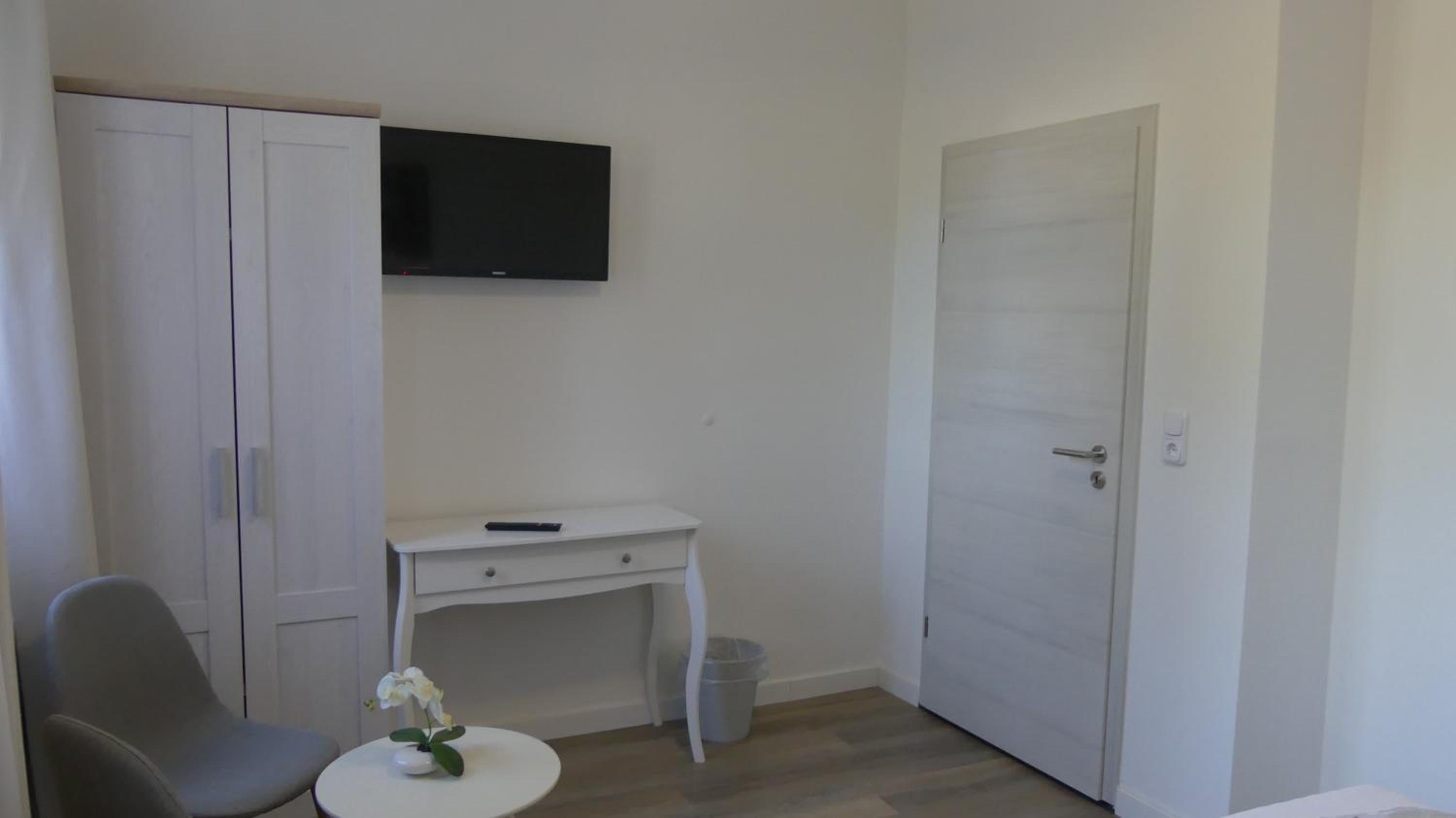 Quadruple Room with Bathroom - Photo 13