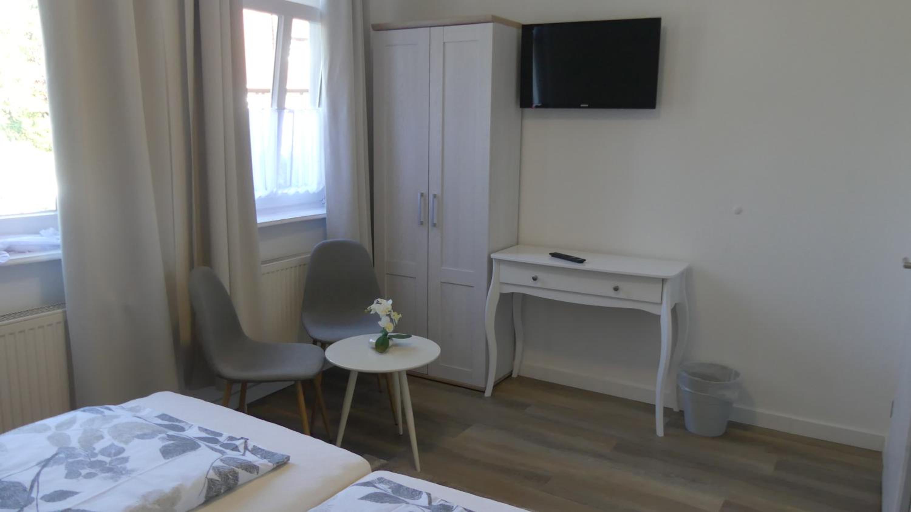 Quadruple Room with Bathroom - Photo 11