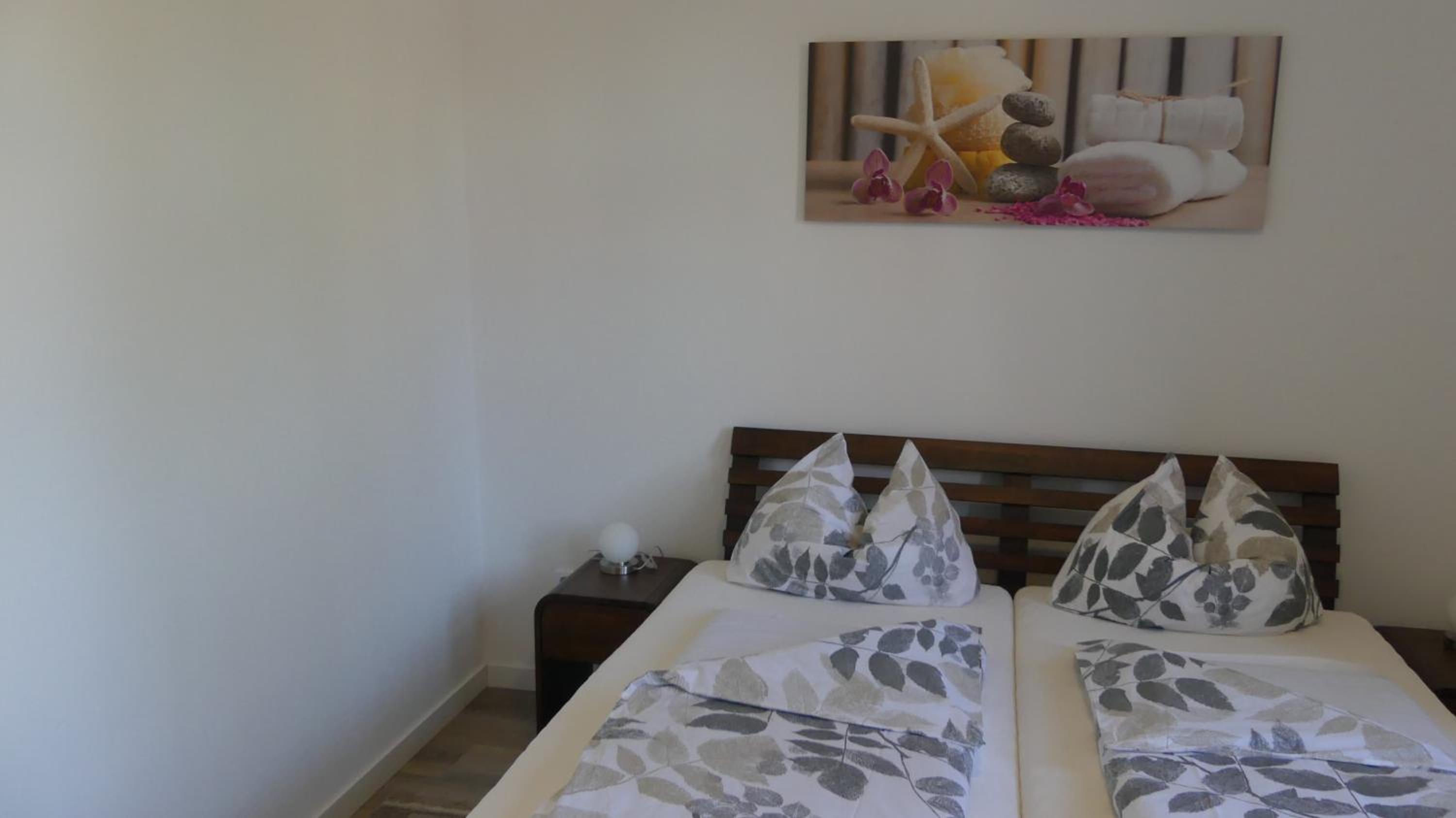 Quadruple Room with Bathroom - Photo 18
