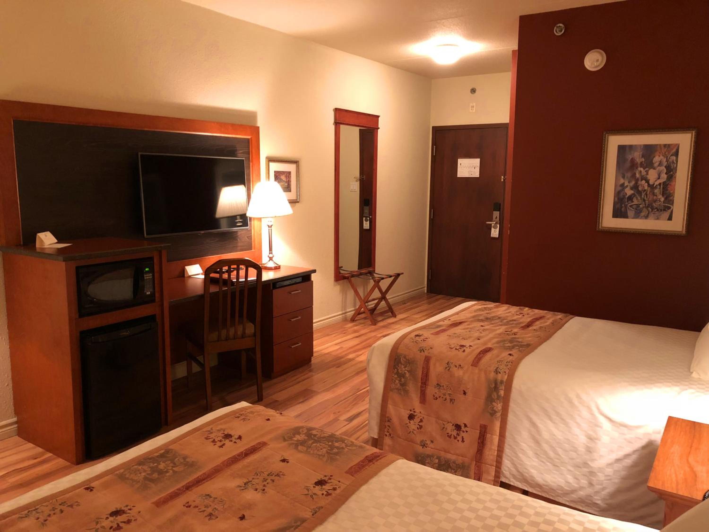 Standard Queen Room with Two Queen Beds - Photo 6