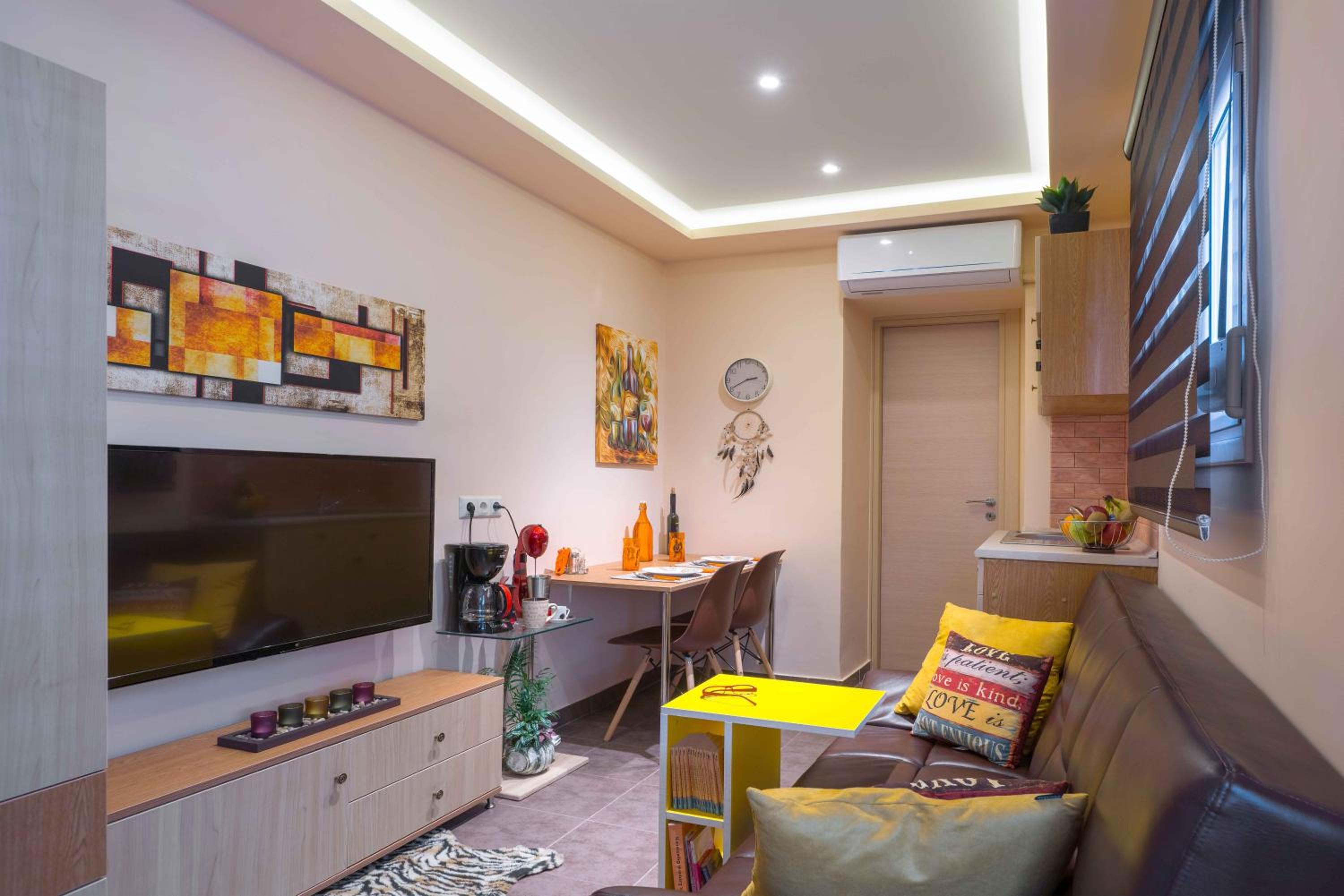 Modern Studio with Private Yard photo 3