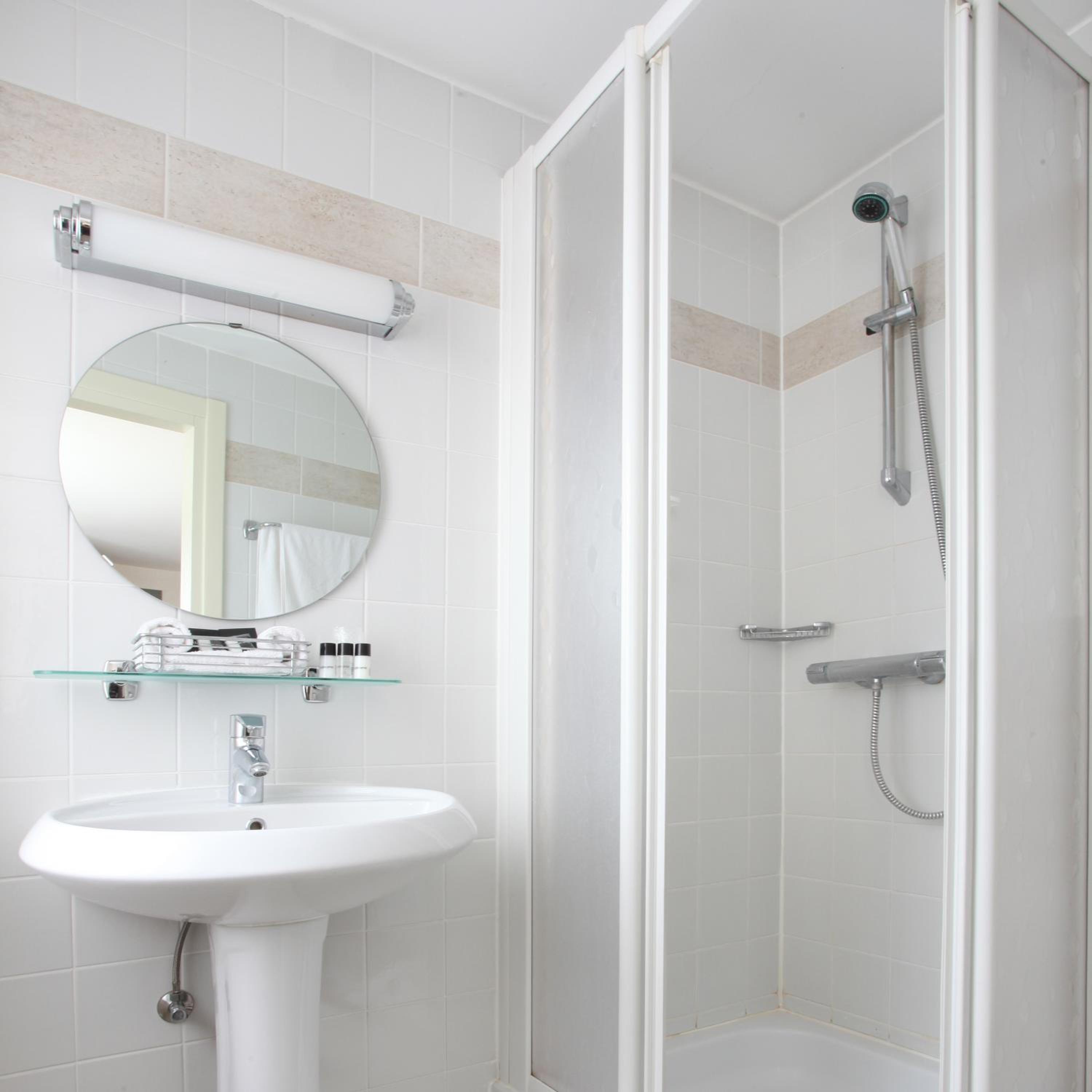 Standard Double or Twin Room with Shower - Photo 2