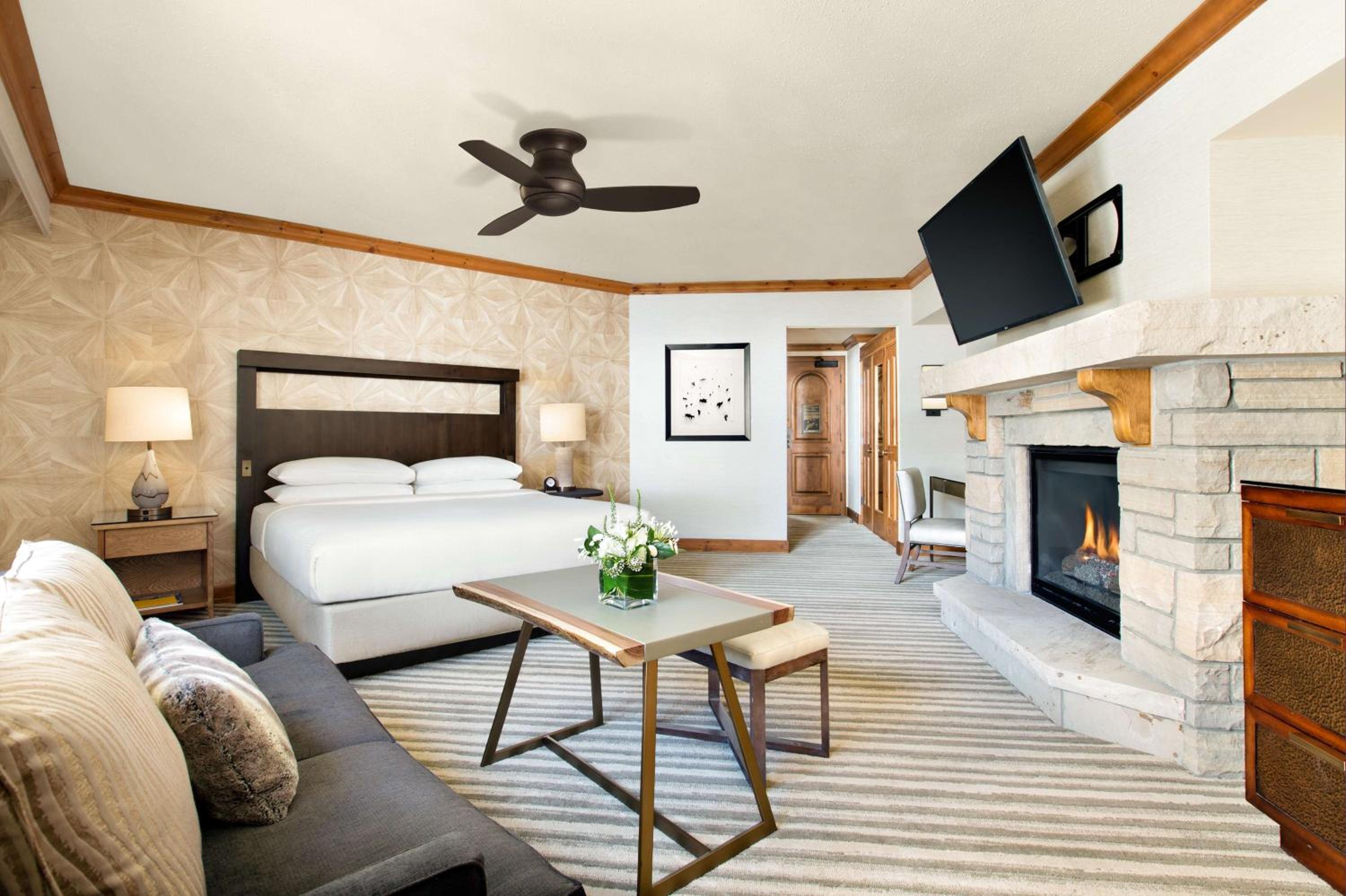 Junior King Suite with Fireplace - Photo 1