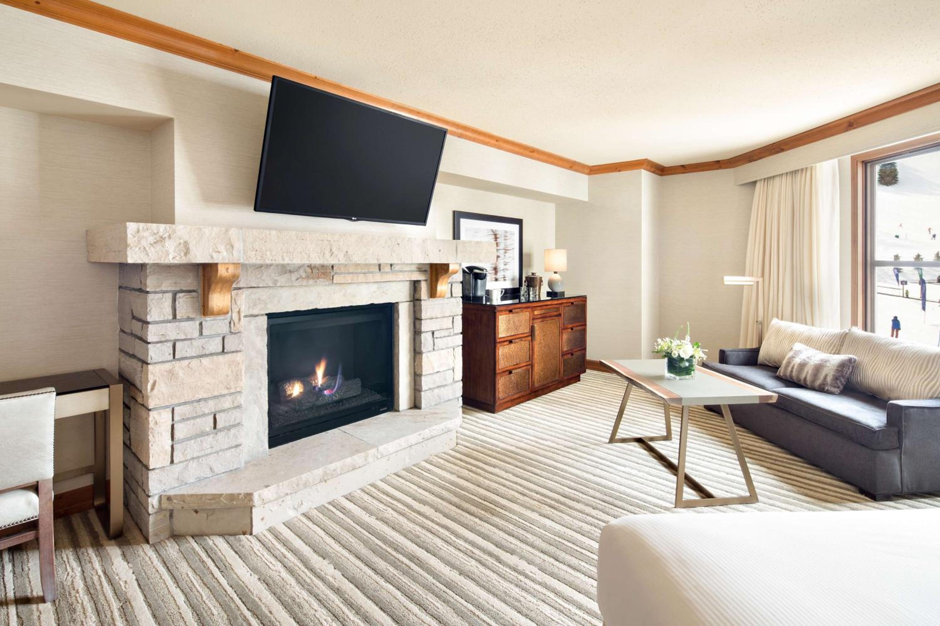 Junior King Suite with Fireplace - Photo 2