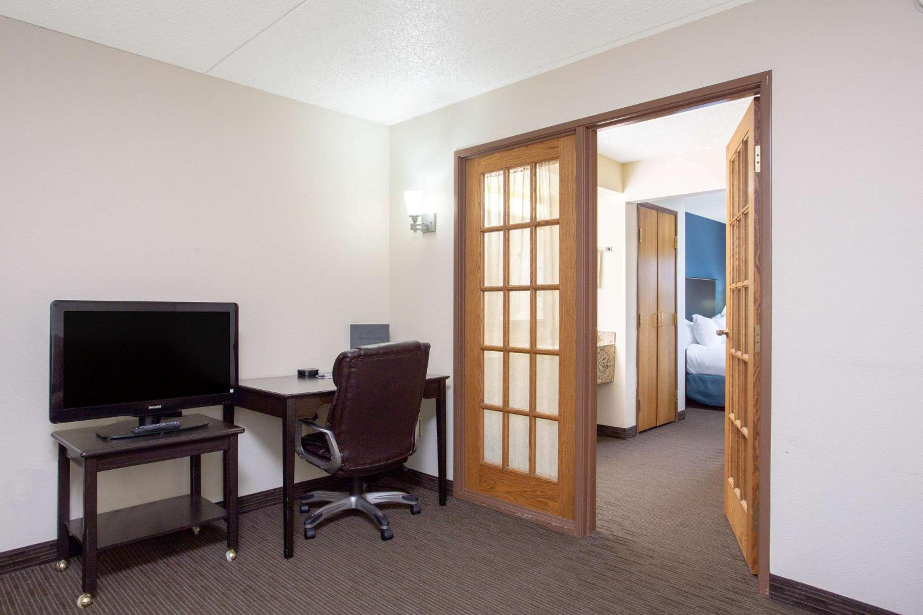 One-Bedroom Deluxe King Suite - Non-Smoking - Photo 3