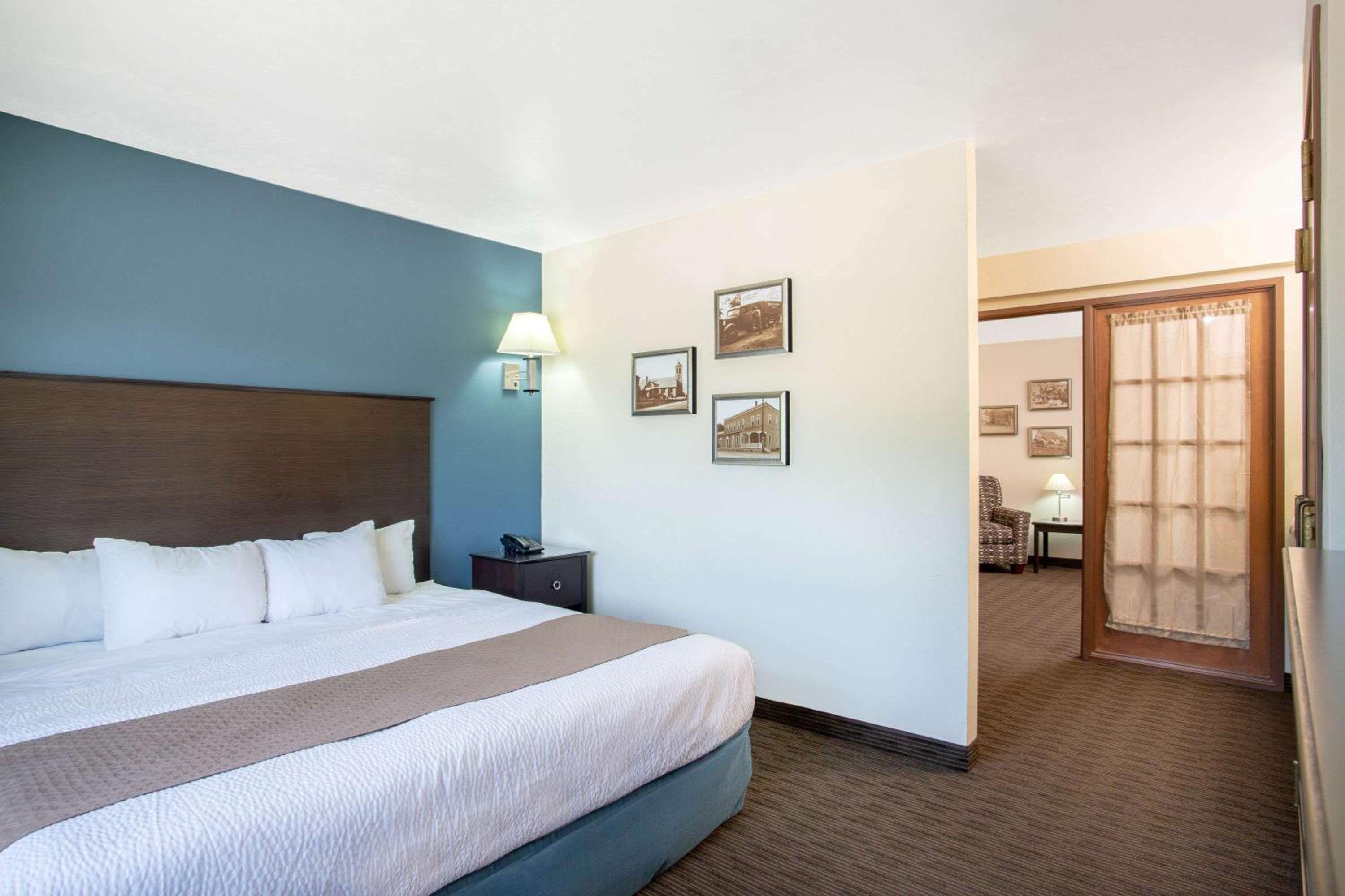 One-Bedroom King Suite - Non-Smoking - Photo 1