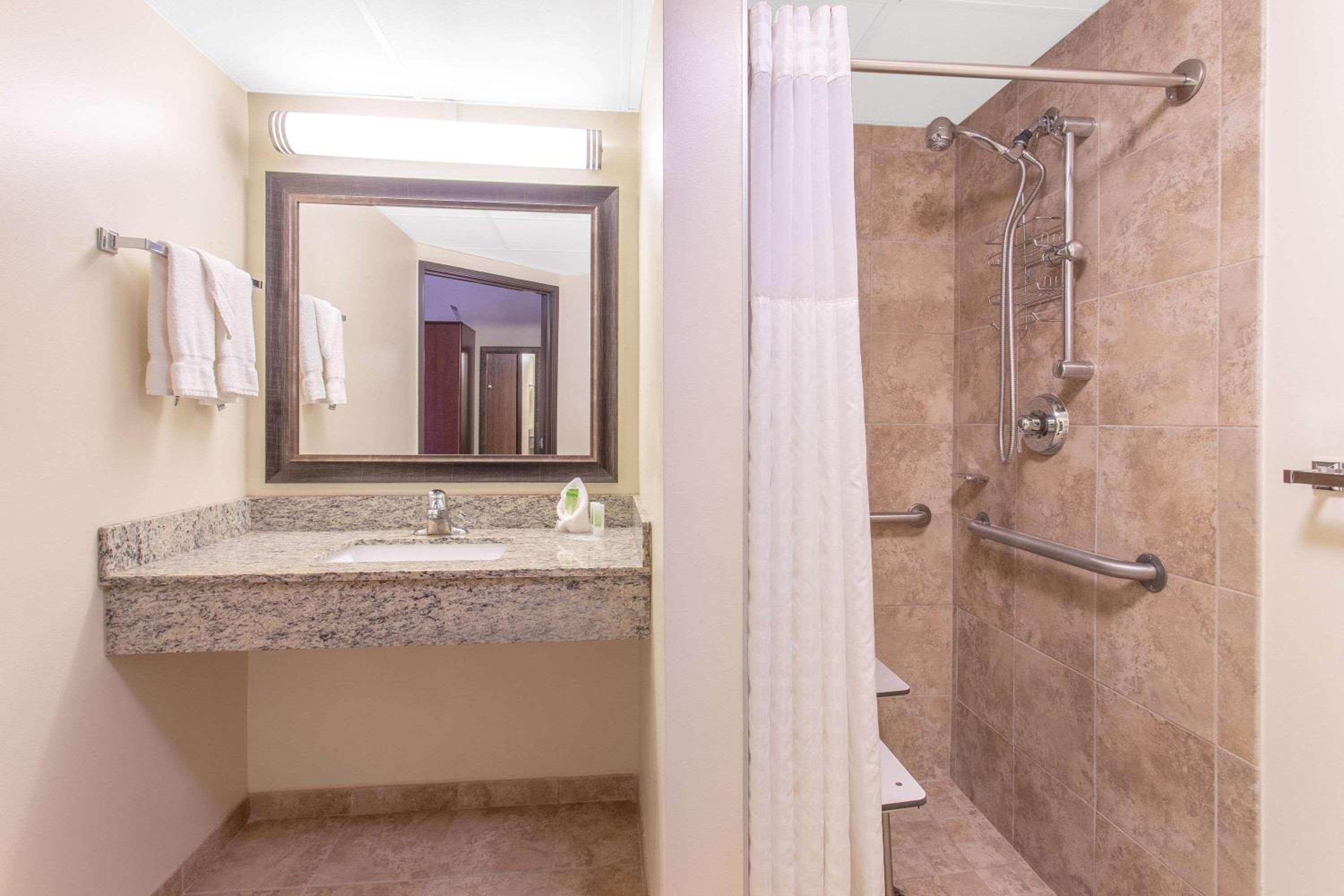Queen Room - Mobility Access/Non-Smoking photo 3