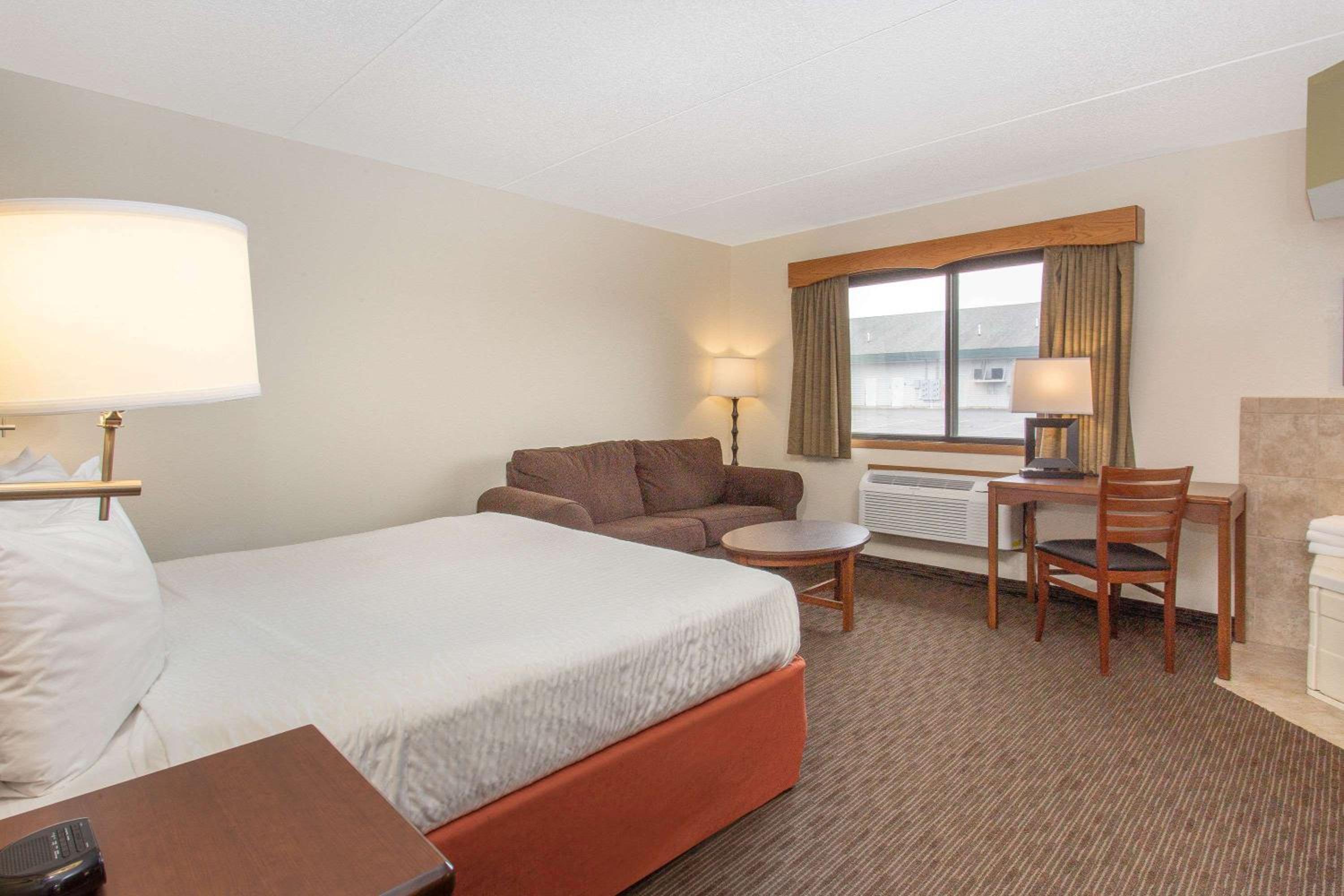 One-Bedroom King Suite - Non-Smoking photo 1