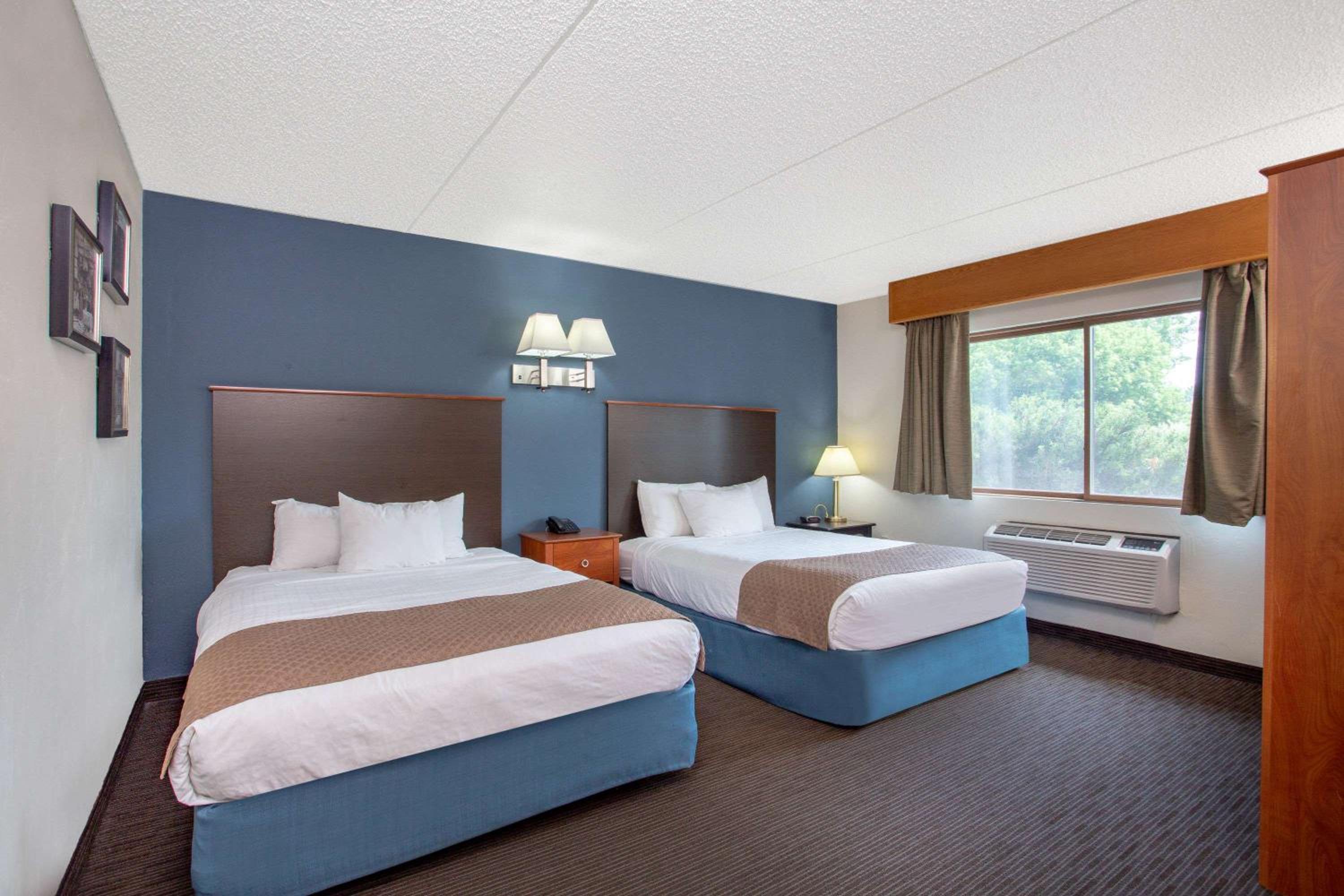 Queen Room with Two Queen Beds - Non-Smoking - Photo 1