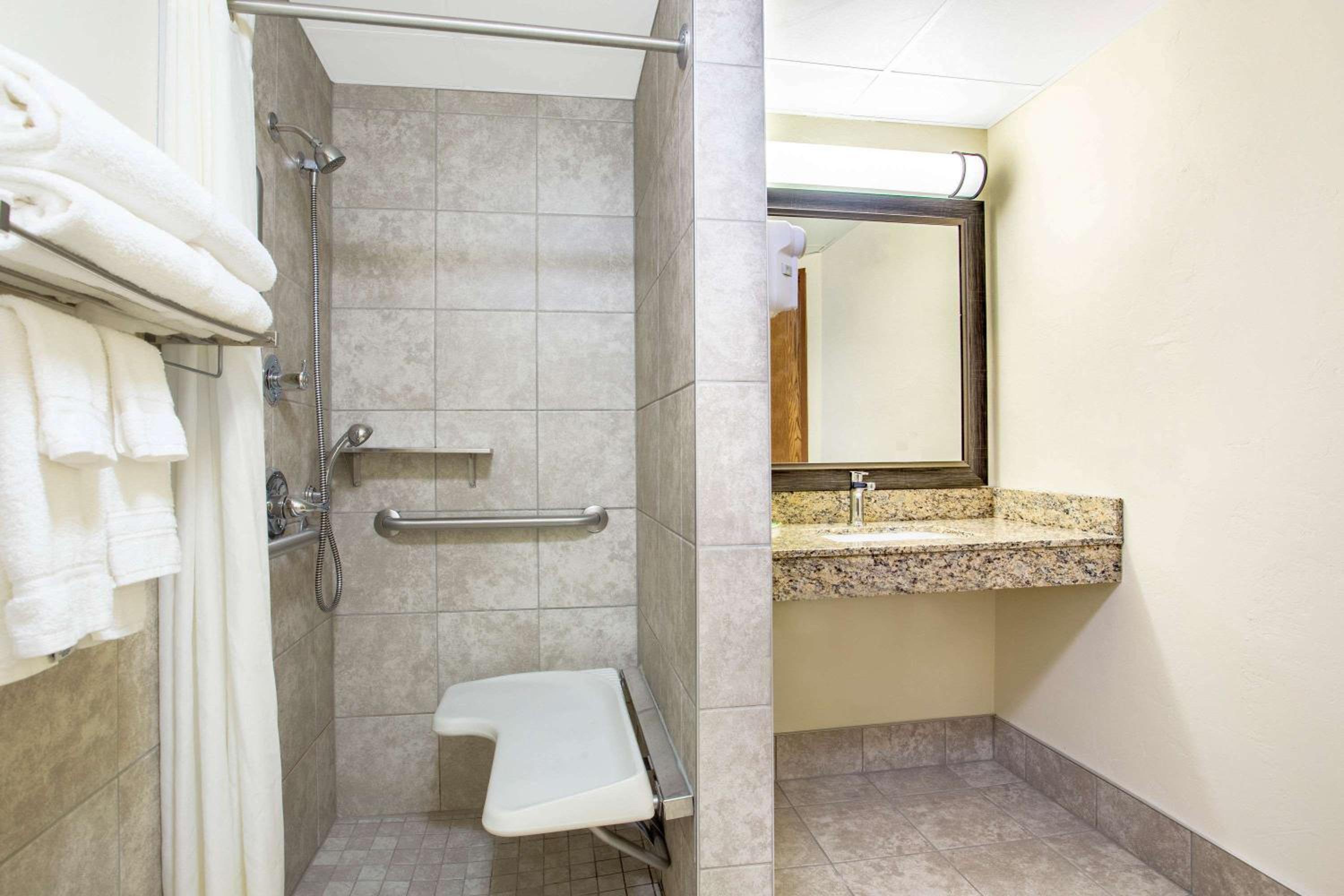 Queen Room - Mobility Access/Non-Smoking - Photo 2