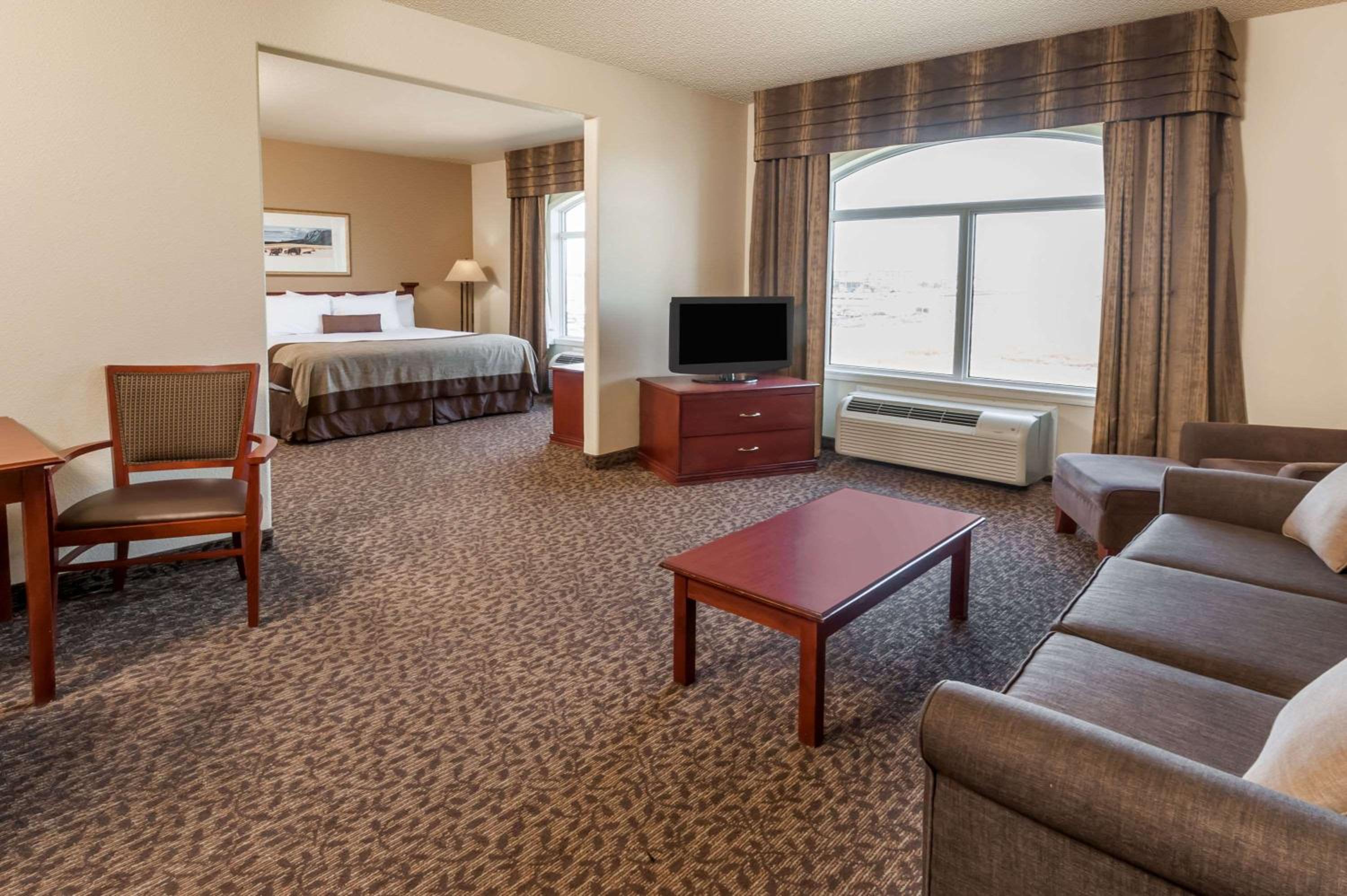 King Junior Suite, Non-Smoking - Photo 3