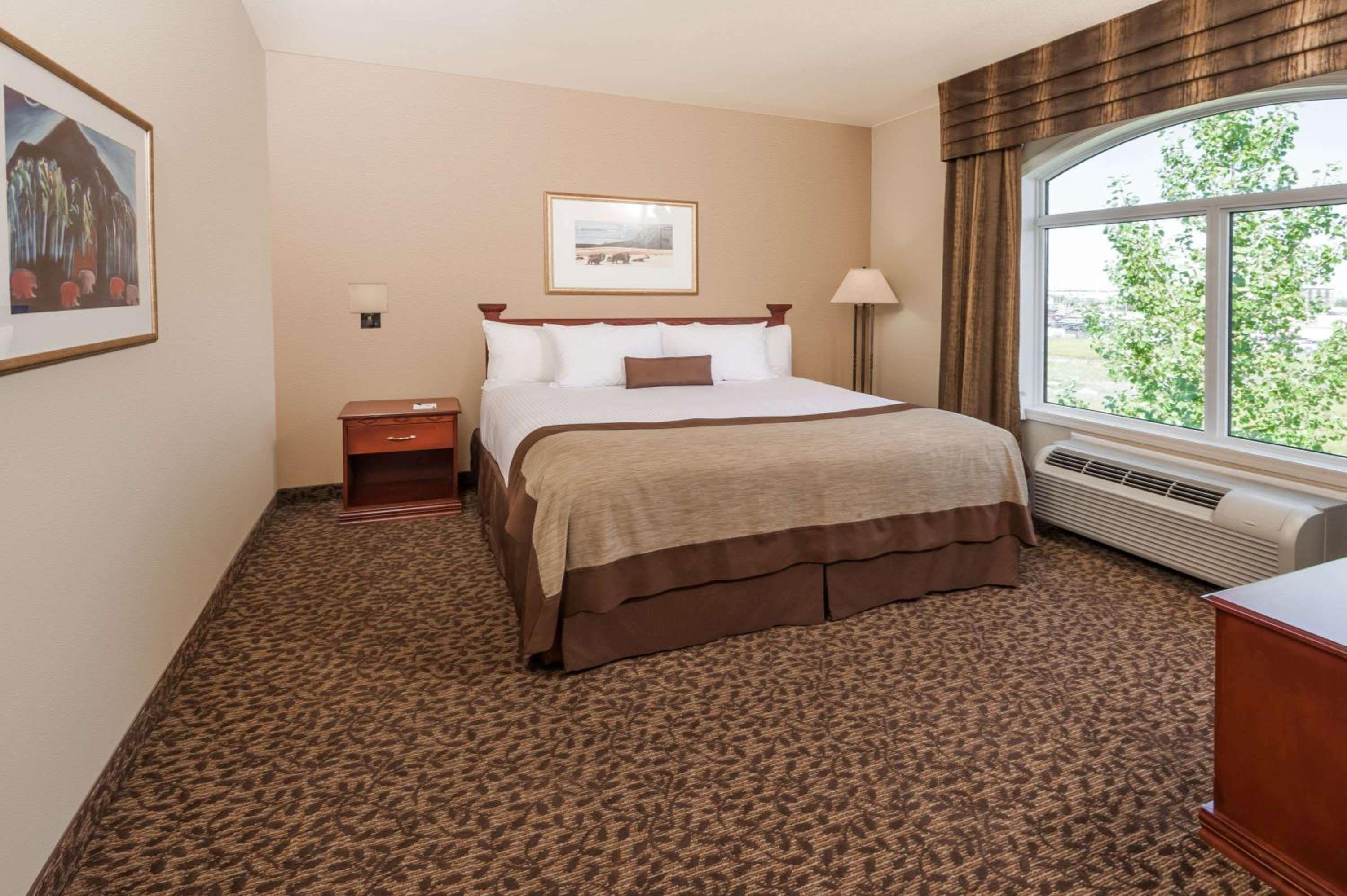 King Junior Suite, Non-Smoking - Photo 4