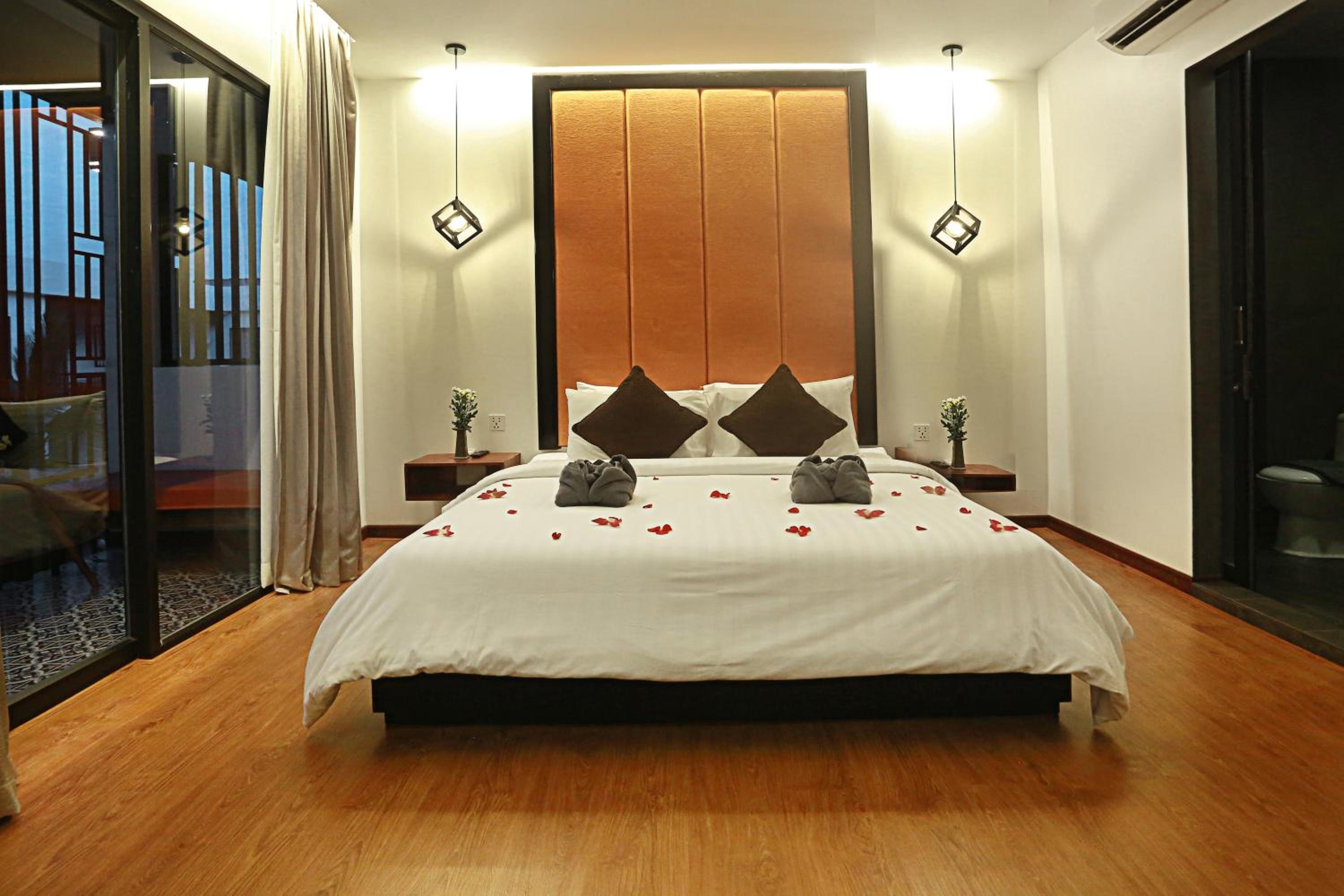 Studio Double With Balcony Pool View @ Free Pickup photo 3