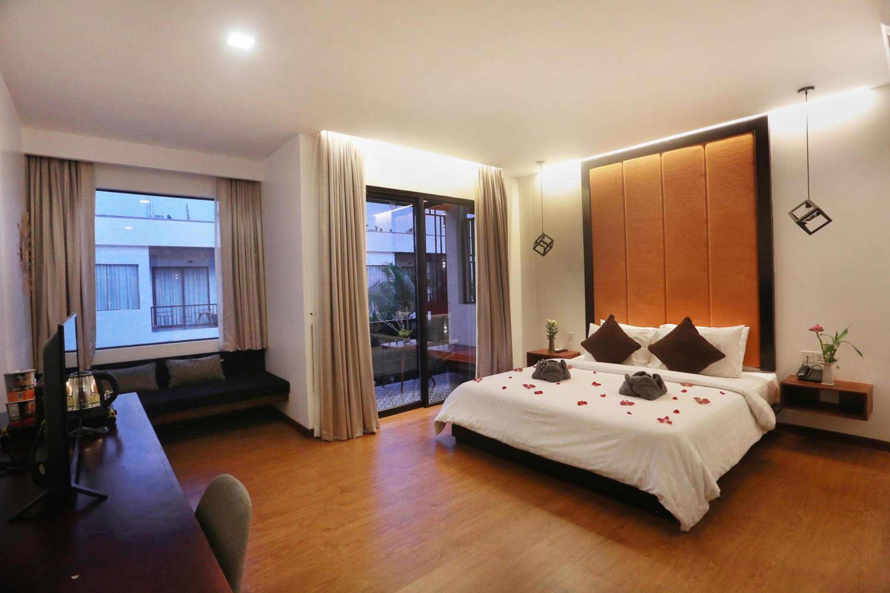 Studio Double With Balcony Pool View @ Free Pickup photo 1