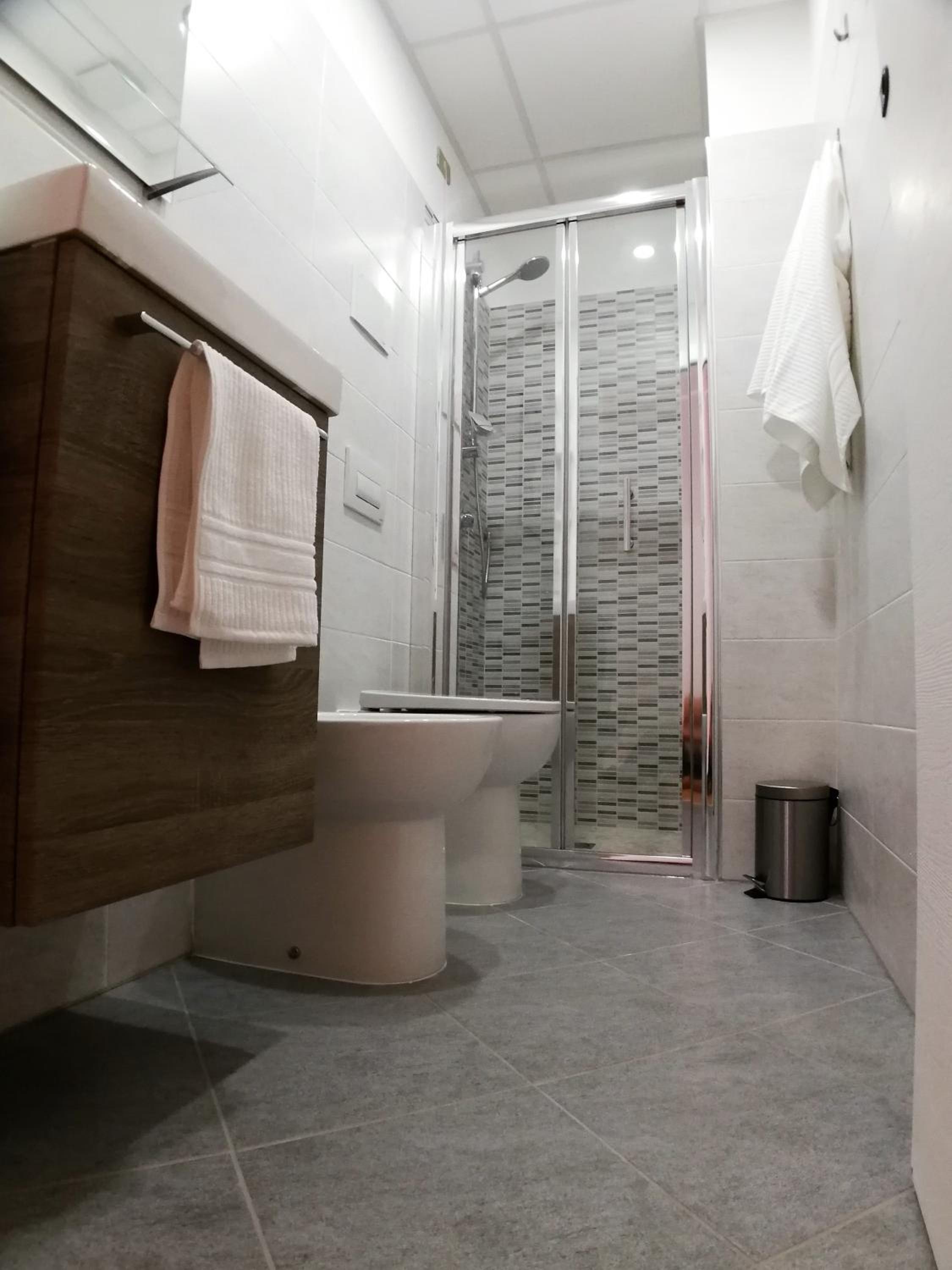 Quadruple Room with Private Bathroom - Photo 3