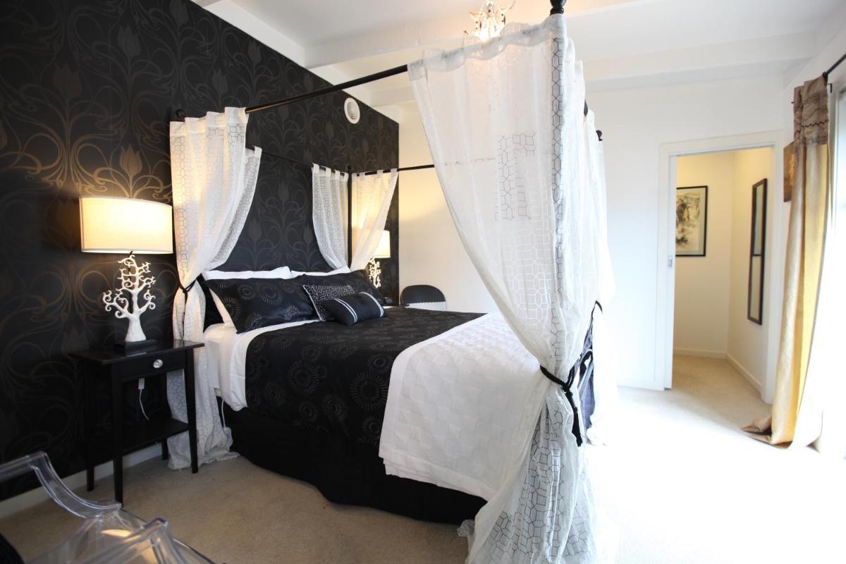 Harmony Petit Queen Room photo 3