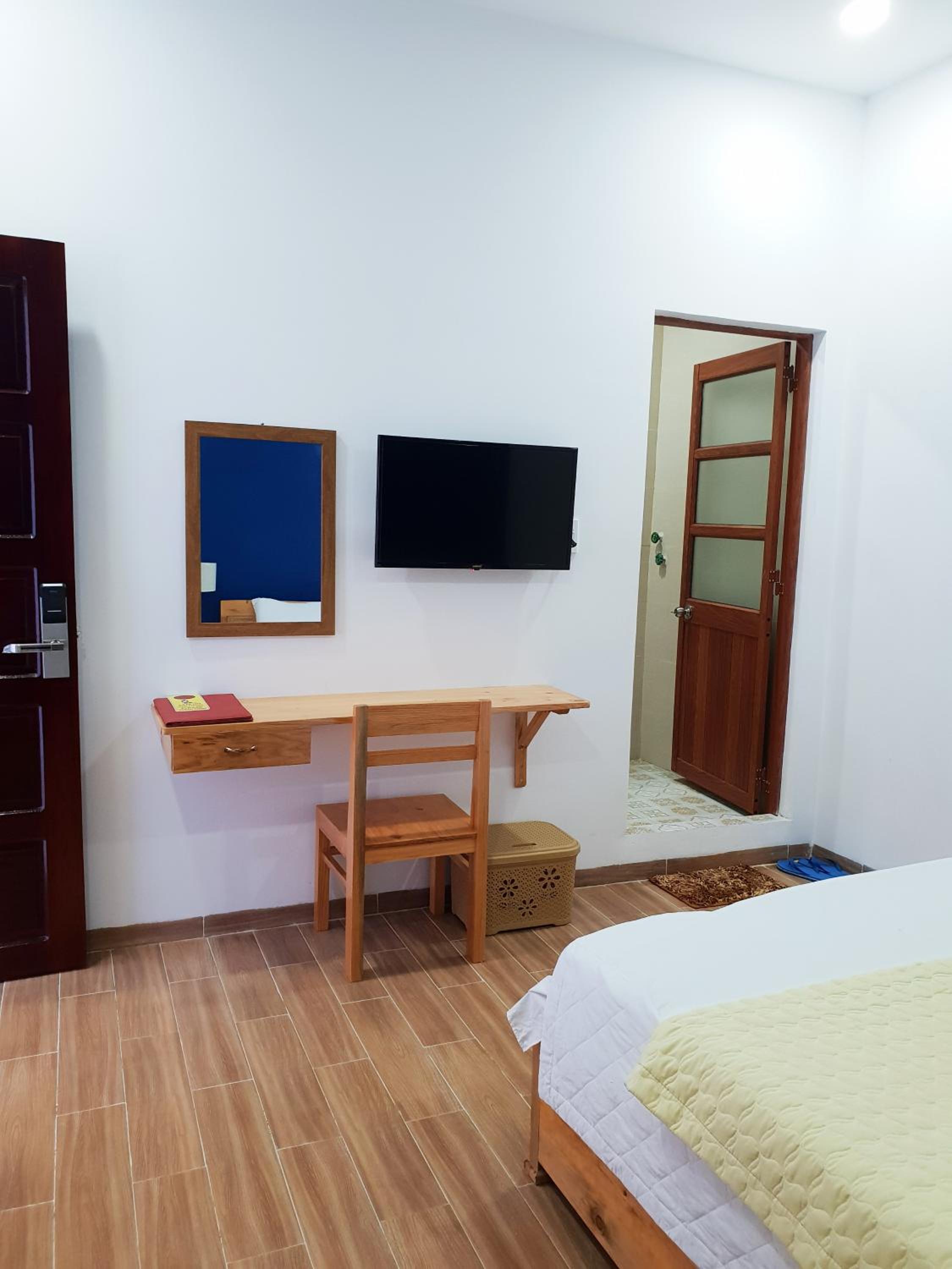 Standard King Room photo 3