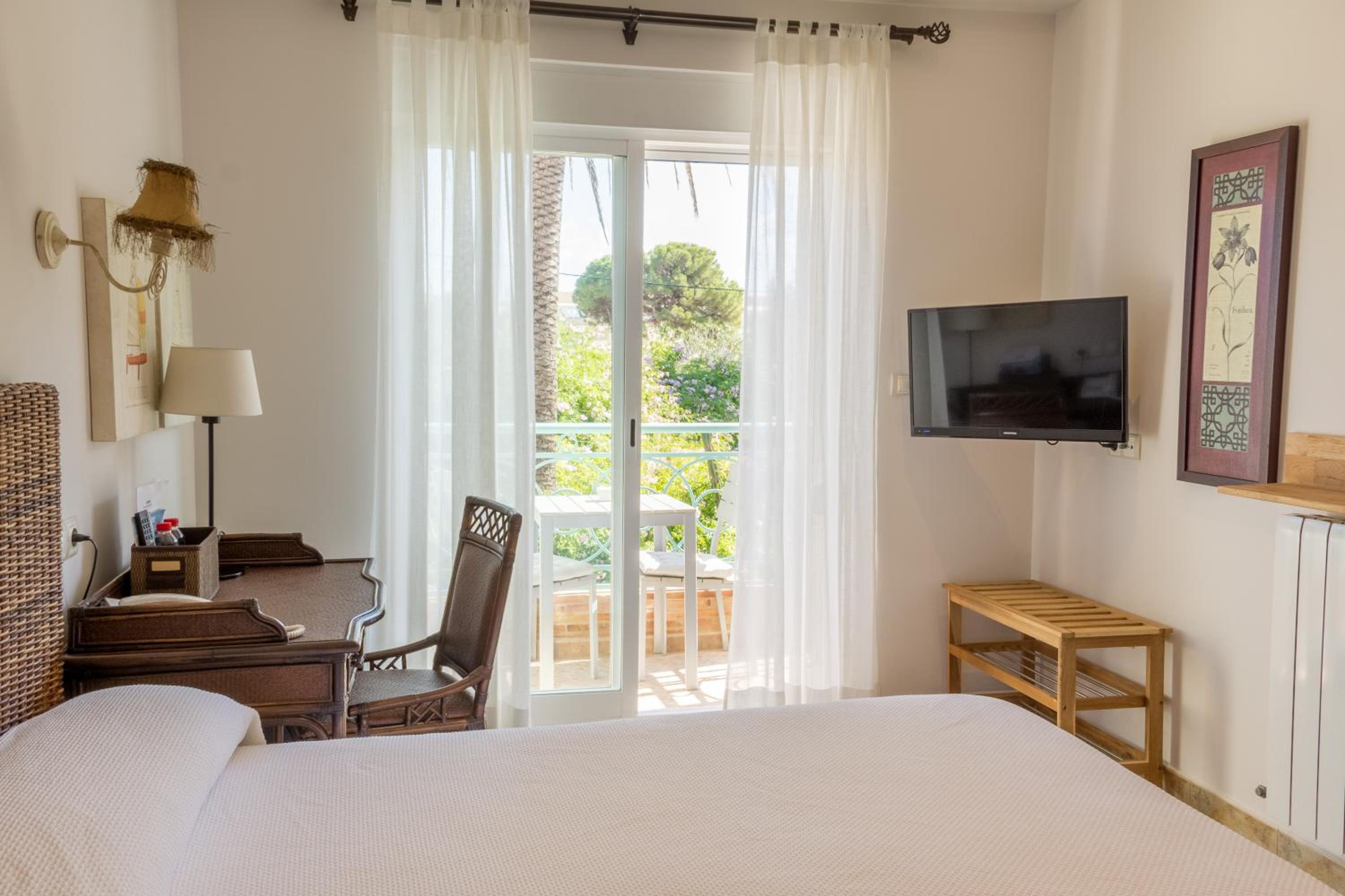 Double or Twin Room with Side Sea View - Photo 3