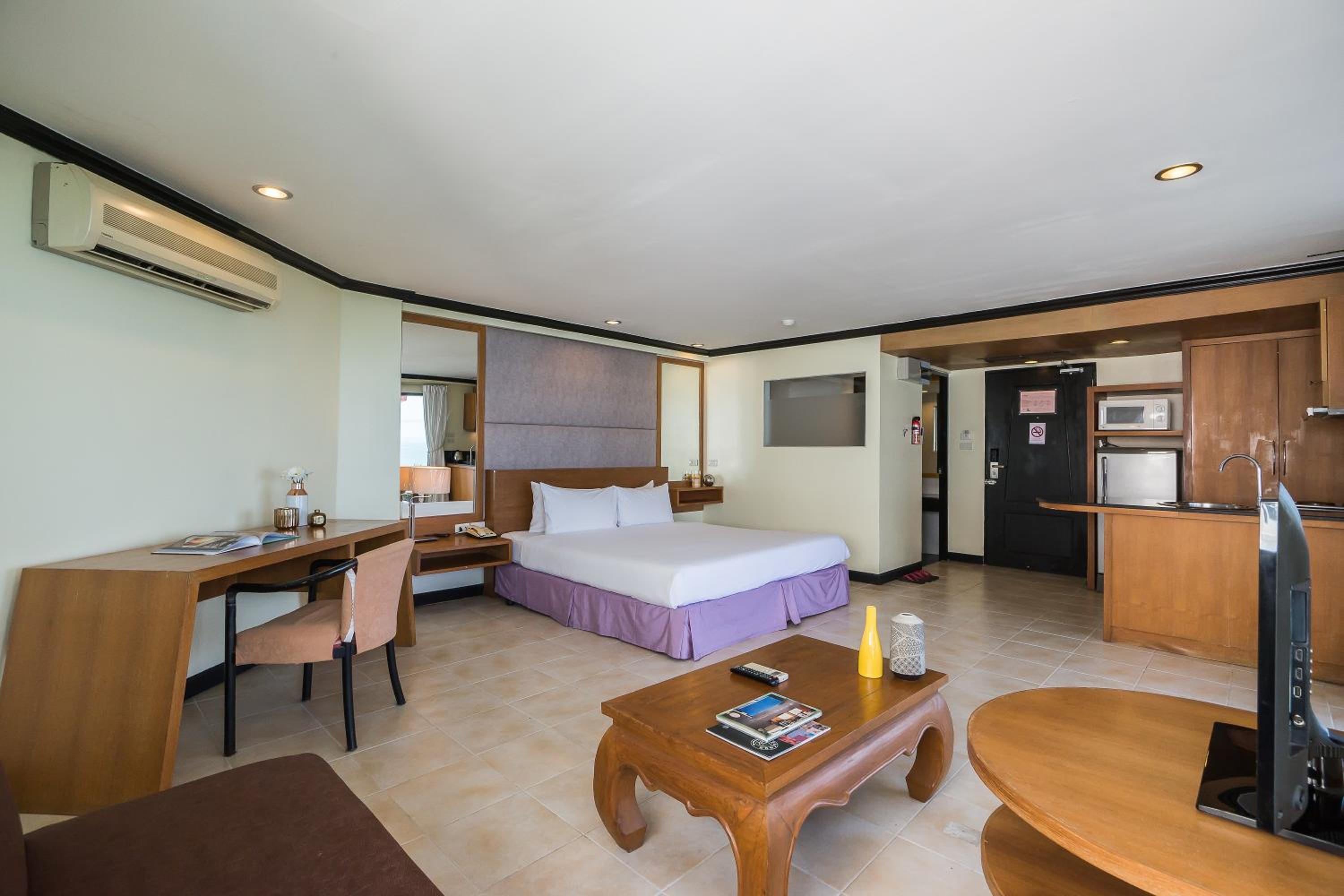Deluxe Room with Sea View - Photo 9