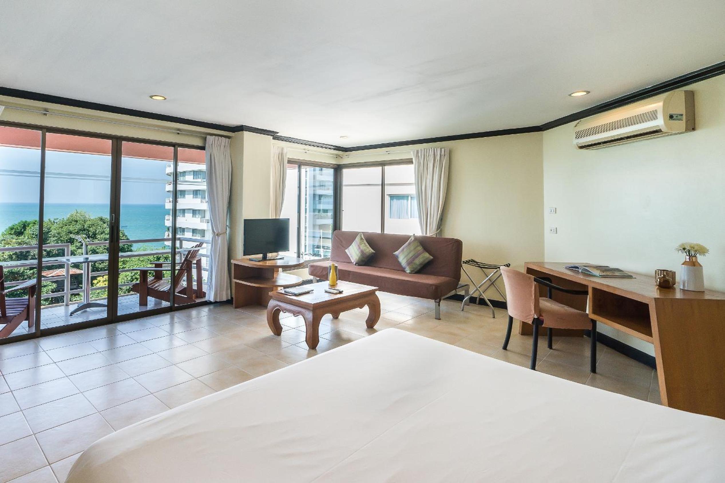 Deluxe Room with Sea View - Photo 7