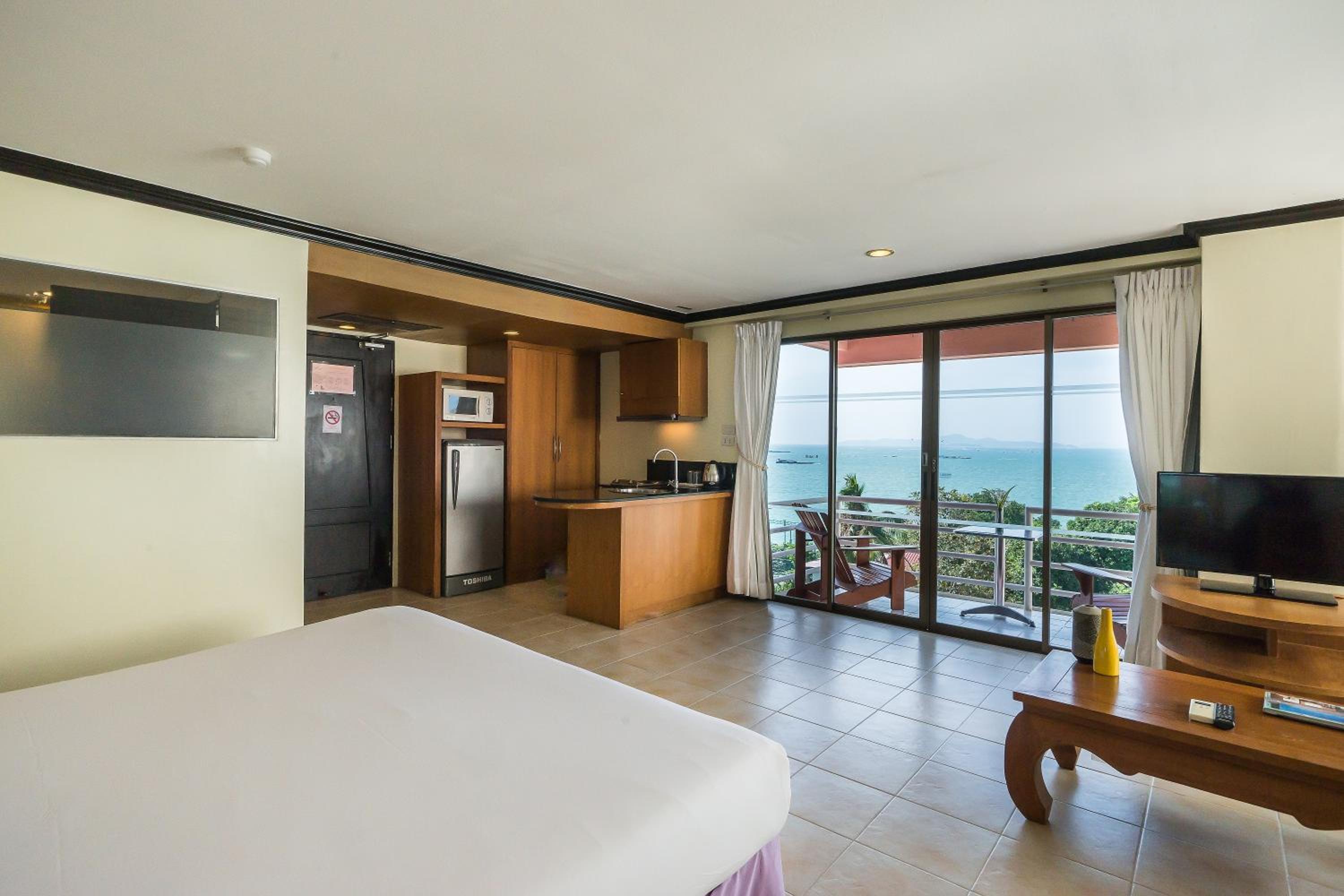 Deluxe Room with Sea View thumbnail 6