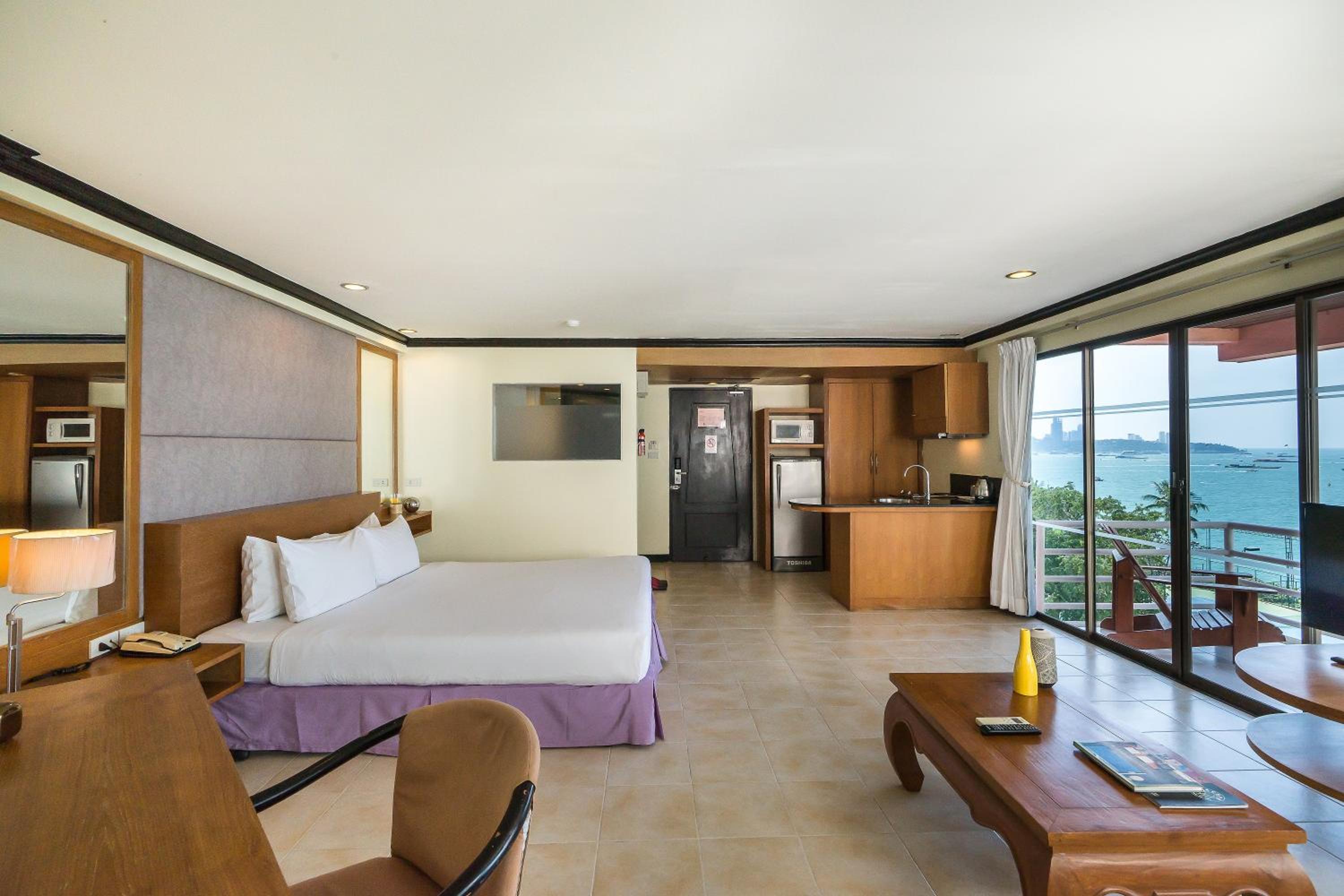 Deluxe Room with Sea View thumbnail 5
