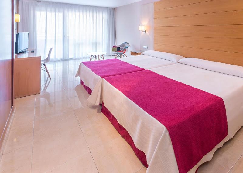 Junior Suite (3 Adults + 1 Child) - Photo 1