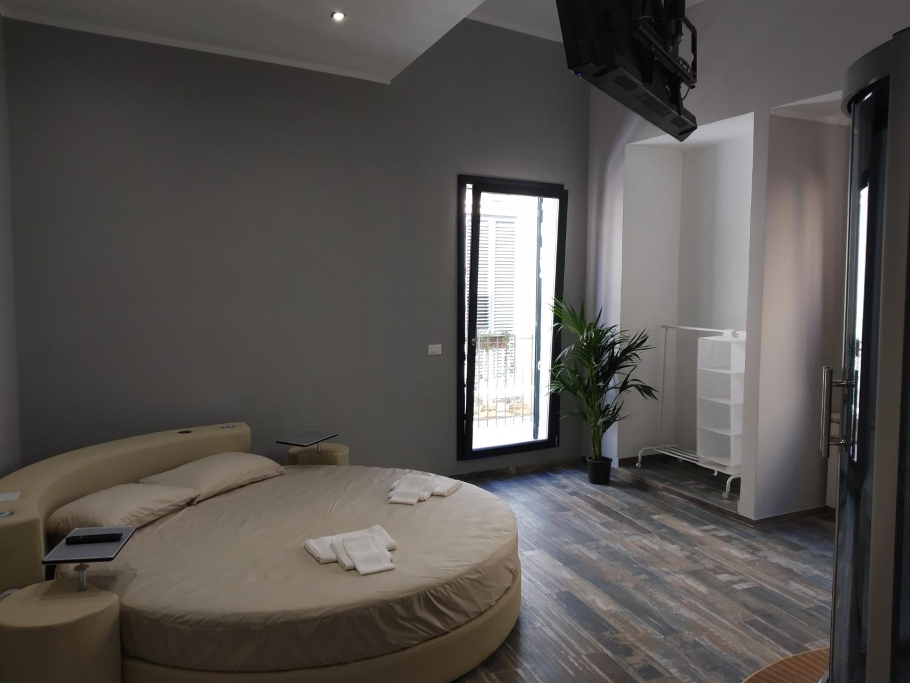 Deluxe King Room - Photo 13
