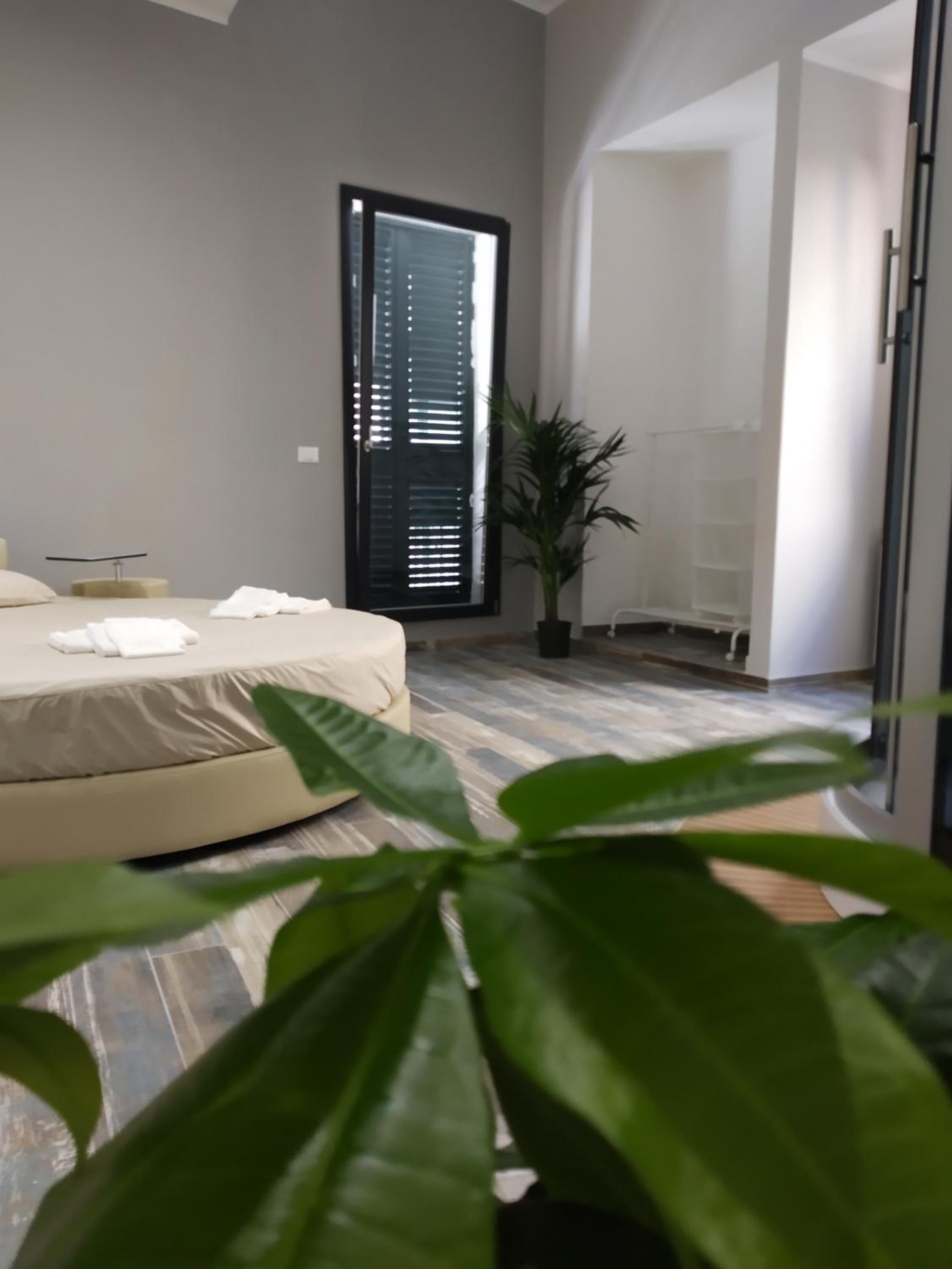 Deluxe King Room - Photo 9