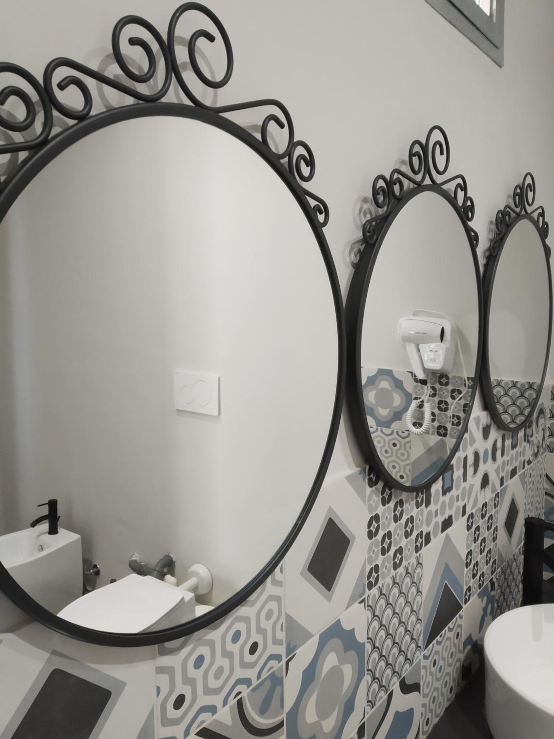 Deluxe King Room - Photo 3