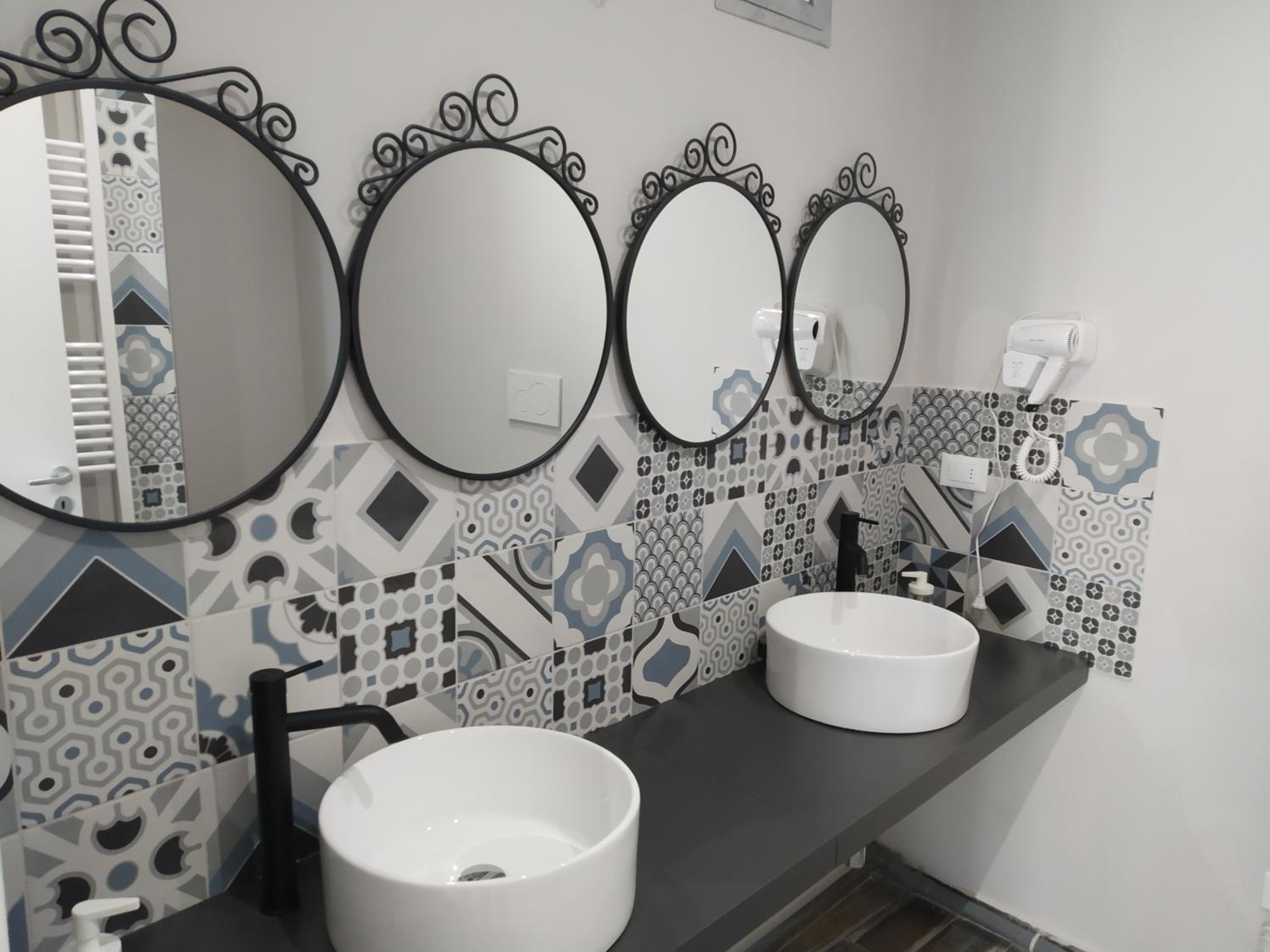 Deluxe King Room - Photo 14