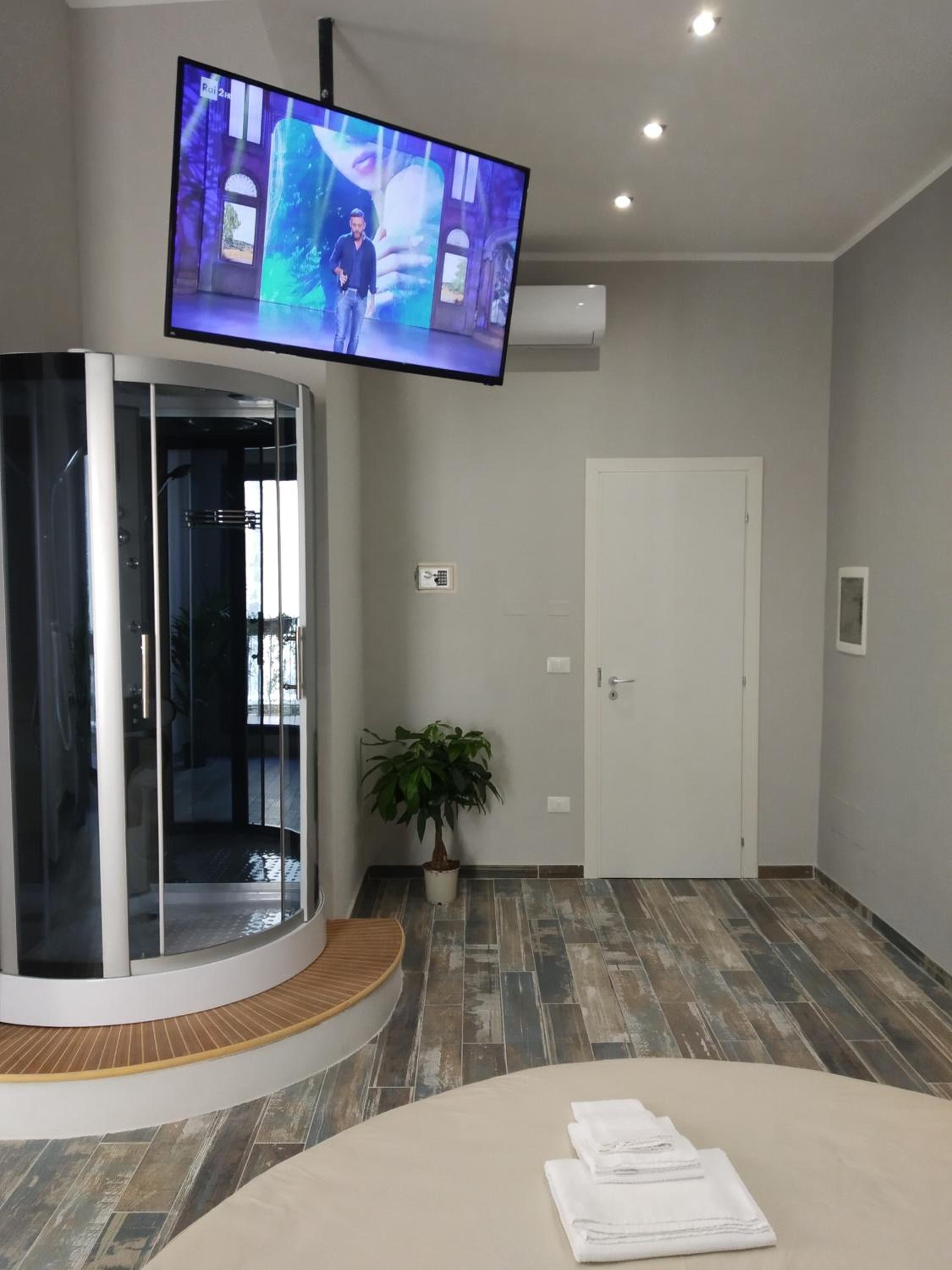 Deluxe King Room - Photo 12