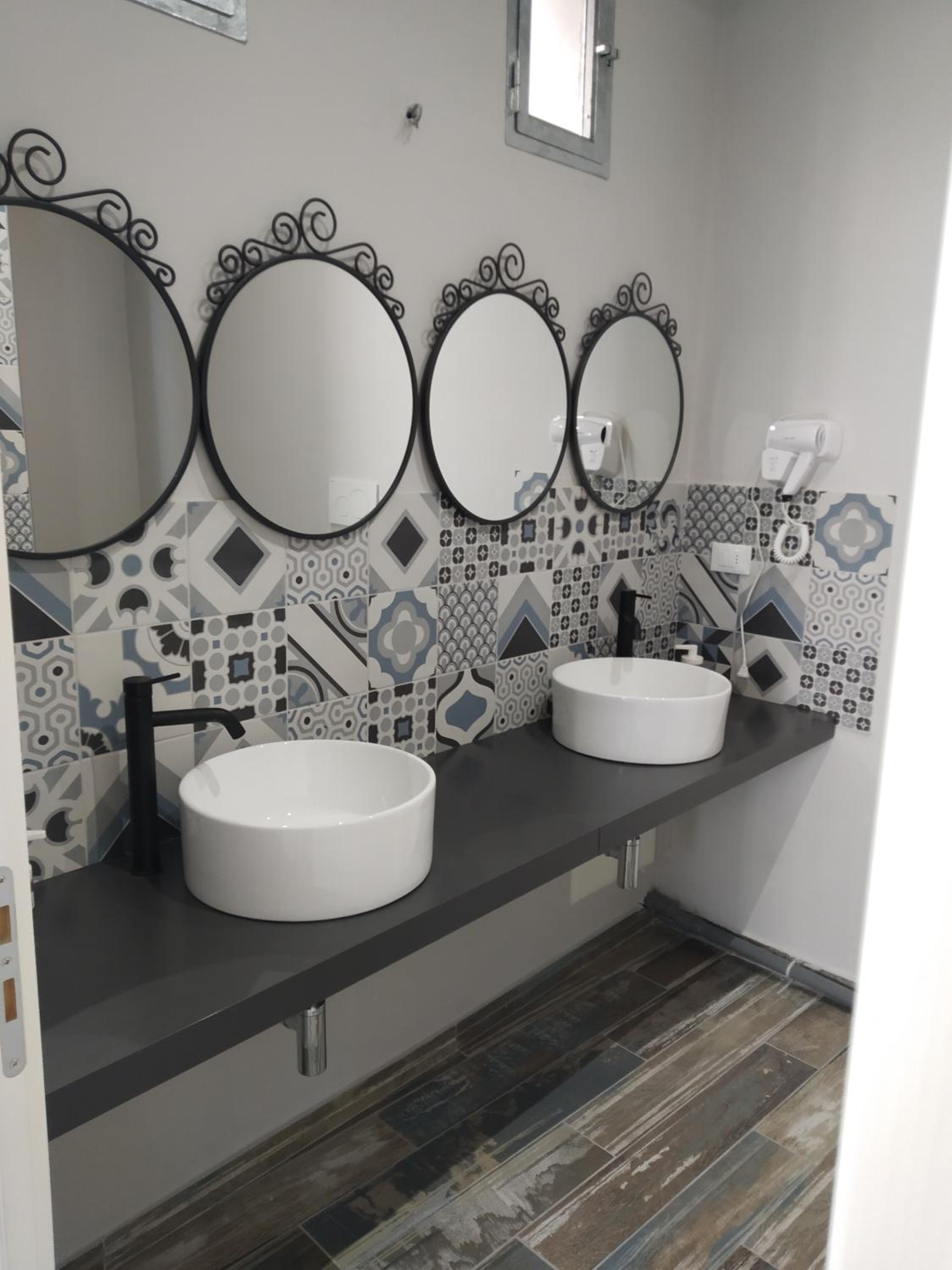 Deluxe King Room - Photo 6