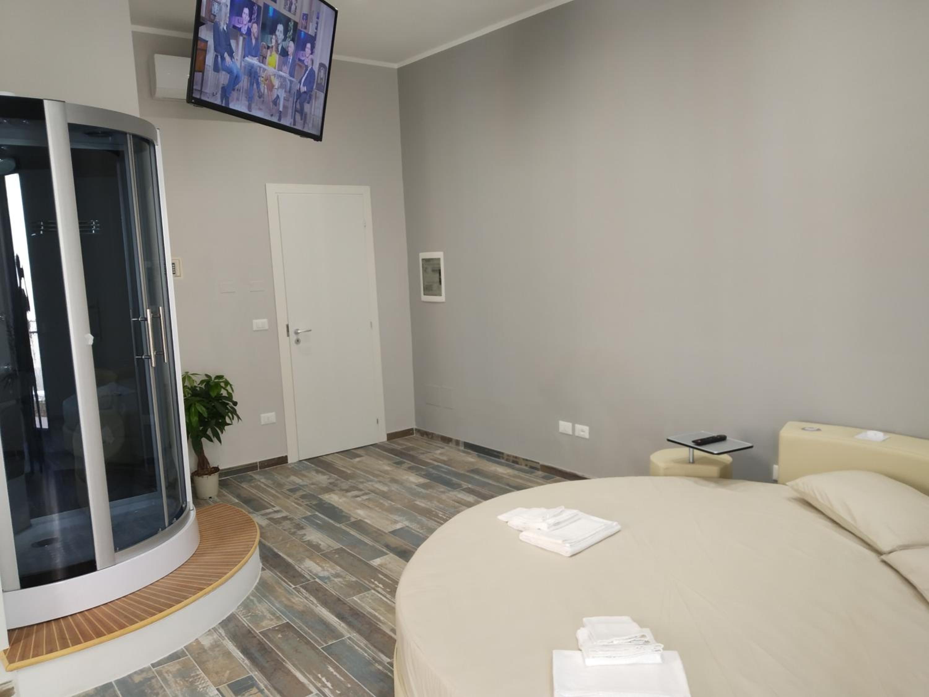 Deluxe King Room - Photo 11