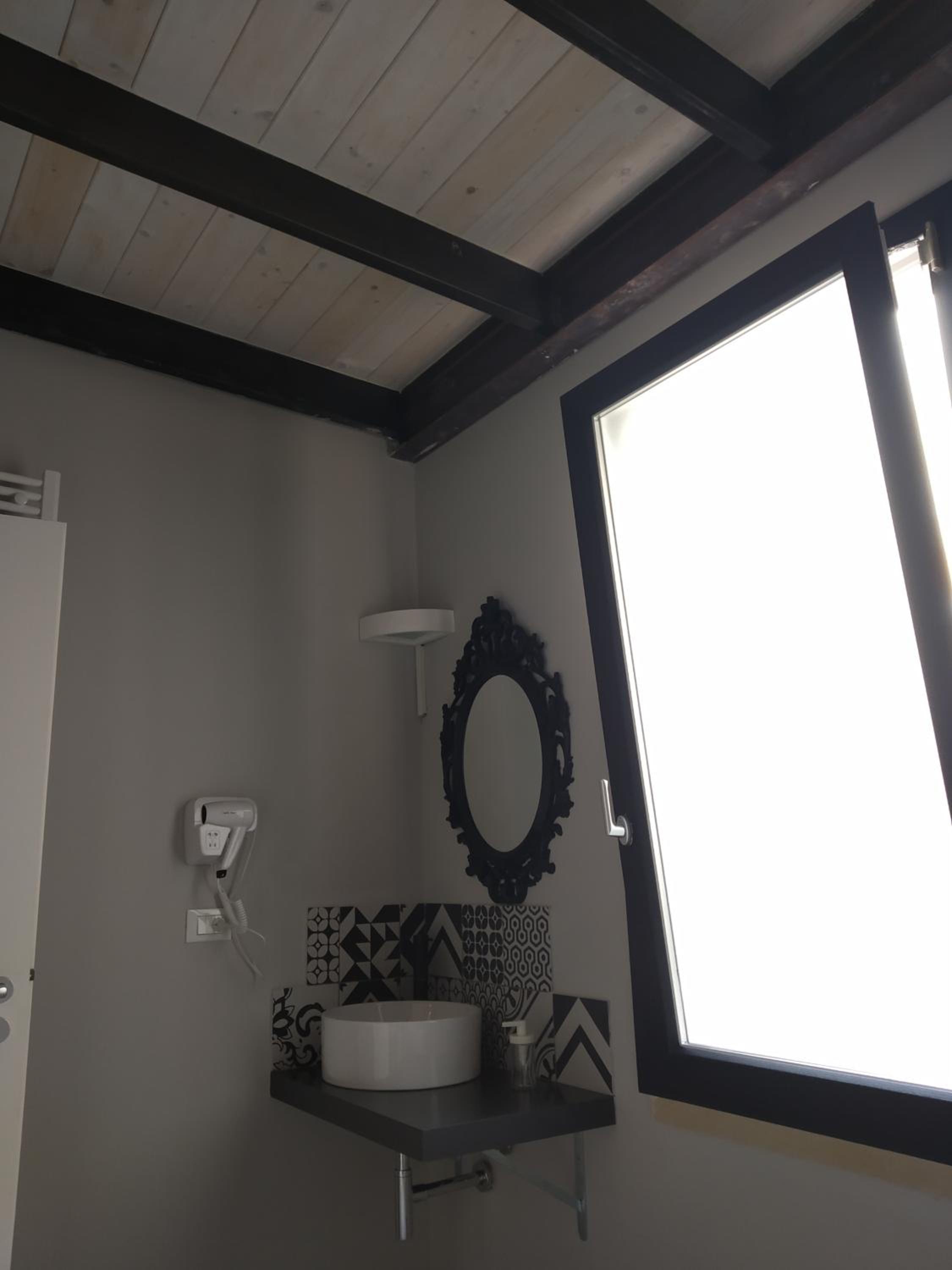 Standard Suite - Photo 9